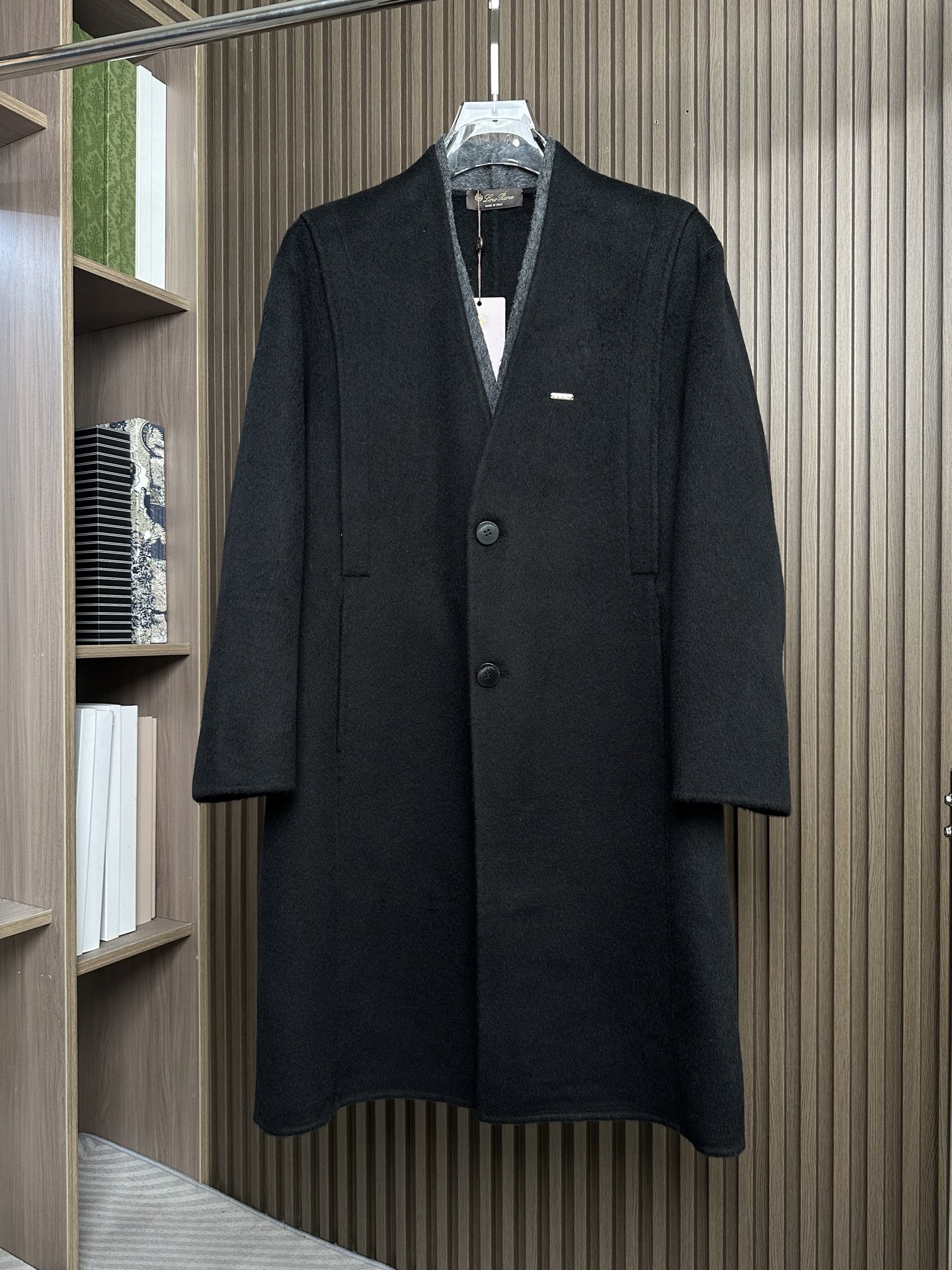 NO:685503,Feather Mode LP Nuoyoupianya 25FW new autumn and winter wool coat, wool coat interprets the elegance and warmth of winter] The winter wind brings biting and chill, but it also brings fashion opportunities. When the classic herringbone pattern meets wool fabric, a unique coat emerges, adding an irresistible charm to your winter outfit.  With the herringbone texture as the design highlight, the unique pattern seems to tell the story of the years, adding a retro and literary atmosphere to the overall look. Its style is simple yet grand, and the smooth lines outline an elegant outline. Whether it is worn open to show casualness, or buttoned up to create a neat look, it can easily control various styles.  What’s even more surprising is that this coat can be worn with a stand-up collar. The stand-up collar design can not only provide warm protection for your neck in the cold wind, but also instantly enhance your aura and make you stand out from the crowd. When the cold wind blows, stand the collar high, as if you are building a warm barrier for yourself, while still maintaining a sense of fashion.  The choice of fabric is the essence of this coat. The blend of wool and cashmere combines the stiffness of wool with the softness of cashmere. Wool gives the coat good support and warmth, making it able to withstand the severe cold of winter; while the addition of cashmere makes the coat more delicate and skin-friendly to the touch, as if it is wrapped in a layer of soft clouds. This blended fabric is not only comfortable to wear, but also has a high-quality texture, showing a high-quality style.  In terms of color, we have carefully blended two classic tones, dark gray and light coffee. Dark gray is calm and restrained, suitable for you who pursue low-key luxury; light coffee is warm and soft, adding a warm color to winter. No matter what style lover you are, you can find your favorite choice in these two colors. Color Black Size M-3XL, loro piana,19860909羽模式 LP诺悠翩雅25FW秋冬新款羊毛大衣,羊毛大衣演绎冬日的优雅与温暖】冬日的风,带着凛冽与寒意,却也吹来了时尚的契机.当经典的人字纹邂逅羊毛面料,一件别具一格的大衣应运而生,为你的冬日穿搭增添一抹难以抗拒的魅力. 以人字纹理为设计亮点,独特的纹路仿佛在诉说着岁月的故事,为整体造型增添了复古与文艺的气息.它的款式外形简约而不失大气,流畅的线条勾勒出优雅的轮廓,无论是敞开穿展现随性,还是系上扣子塑造利落感,都能轻松驾驭各种风格. 更令人惊喜的是,这款大衣可以实现立领的穿搭方式.立领的设计不仅能在寒风中为你的脖颈提供温暖的守护,还能瞬间提升气场,让你在人群中脱颖而出.当寒风乍起,将领子高高立起,仿佛为自己筑起一道温暖的屏障,同时又不失时尚感. 而面料的选择,更是这款大衣的精髓所在.羊毛与山羊绒的混纺,兼具了羊毛的挺括与山羊绒的柔软.羊毛赋予了大衣良好的支撑性和保暖性,使其能够抵御冬日的严寒；而山羊绒的加入,则让大衣在触感上更加细腻亲肤,仿佛被一层轻柔的云朵包裹.这种混纺面料不仅穿着舒适,而且质感上乘,彰显出高品质的格调. 在色彩上,我们精心调配了深灰与浅咖两种经典色调.深灰,沉稳内敛,适合追求低调奢华的你；浅咖,温暖柔和,为冬日增添一抹温馨的色彩.无论你是哪种风格爱好者,都能在这两款颜色中找到属于自己的心仪之选. 颜色黑色 码数M-3XL,,loro piana,,Men's clothing