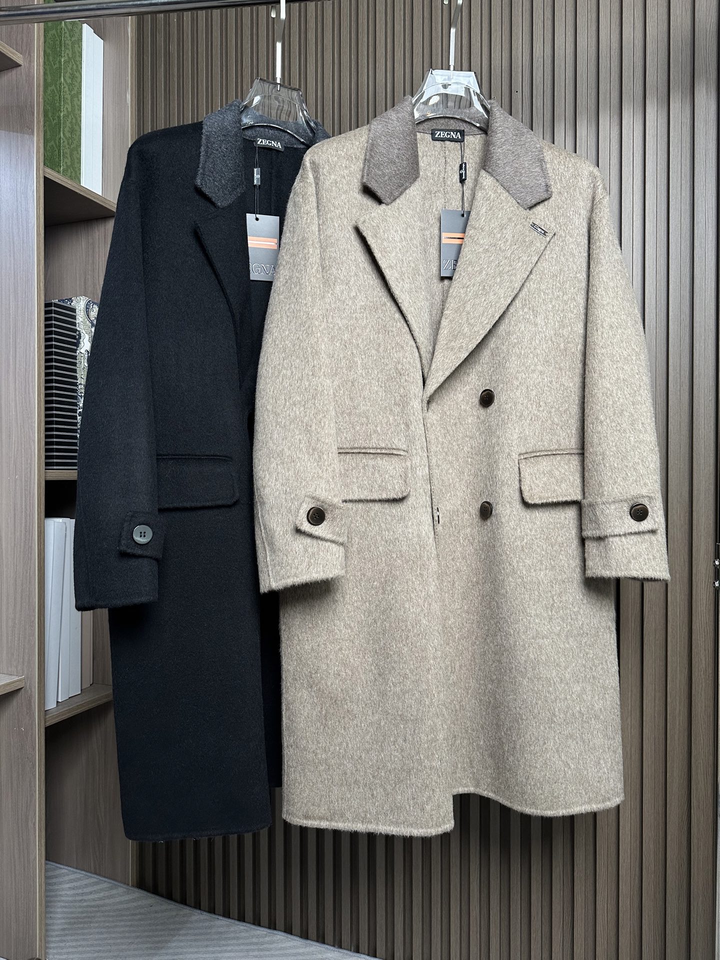 NO:685486,Feather Mode LP Nuoyoupianya 25FW new autumn and winter wool coat, wool coat interprets the elegance and warmth of winter] The winter wind brings biting and chill, but it also brings fashion opportunities. When the classic herringbone pattern meets wool fabric, a unique coat emerges, adding an irresistible charm to your winter outfit.  With the herringbone texture as the design highlight, the unique pattern seems to tell the story of the years, adding a retro and literary atmosphere to the overall look. Its style is simple yet grand, and the smooth lines outline an elegant outline. Whether it is worn open to show casualness, or buttoned up to create a neat look, it can easily control various styles.  What’s even more surprising is that this coat can be worn with a stand-up collar. The stand-up collar design can not only provide warm protection for your neck in the cold wind, but also instantly enhance your aura and make you stand out from the crowd. When the cold wind blows, stand the collar high, as if you are building a warm barrier for yourself, while still maintaining a sense of fashion.  The choice of fabric is the essence of this coat. The blend of wool and cashmere combines the stiffness of wool with the softness of cashmere. Wool gives the coat good support and warmth, making it able to withstand the severe cold of winter; while the addition of cashmere makes the coat more delicate and skin-friendly to the touch, as if it is wrapped in a layer of soft clouds. This blended fabric is not only comfortable to wear, but also has a high-quality texture, showing a high-quality style.  In terms of color, we have carefully blended two classic tones, dark gray and light coffee. Dark gray is calm and restrained, suitable for you who pursue low-key luxury; light coffee is warm and soft, adding a touch of warm color to winter. No matter what style lover you are, you can find your favorite choice in these two colors. Color black, coffee color code size M-3XL, loro piana,19860909羽模式 LP诺悠翩雅25FW秋冬新款羊毛大衣,羊毛大衣演绎冬日的优雅与温暖】冬日的风,带着凛冽与寒意,却也吹来了时尚的契机.当经典的人字纹邂逅羊毛面料,一件别具一格的大衣应运而生,为你的冬日穿搭增添一抹难以抗拒的魅力. 以人字纹理为设计亮点,独特的纹路仿佛在诉说着岁月的故事,为整体造型增添了复古与文艺的气息.它的款式外形简约而不失大气,流畅的线条勾勒出优雅的轮廓,无论是敞开穿展现随性,还是系上扣子塑造利落感,都能轻松驾驭各种风格. 更令人惊喜的是,这款大衣可以实现立领的穿搭方式.立领的设计不仅能在寒风中为你的脖颈提供温暖的守护,还能瞬间提升气场,让你在人群中脱颖而出.当寒风乍起,将领子高高立起,仿佛为自己筑起一道温暖的屏障,同时又不失时尚感. 而面料的选择,更是这款大衣的精髓所在.羊毛与山羊绒的混纺,兼具了羊毛的挺括与山羊绒的柔软.羊毛赋予了大衣良好的支撑性和保暖性,使其能够抵御冬日的严寒；而山羊绒的加入,则让大衣在触感上更加细腻亲肤,仿佛被一层轻柔的云朵包裹.这种混纺面料不仅穿着舒适,而且质感上乘,彰显出高品质的格调. 在色彩上,我们精心调配了深灰与浅咖两种经典色调.深灰,沉稳内敛,适合追求低调奢华的你；浅咖,温暖柔和,为冬日增添一抹温馨的色彩.无论你是哪种风格爱好者,都能在这两款颜色中找到属于自己的心仪之选. 颜色黑色,咖色 码数M-3XL,,loro piana,,Men's clothing