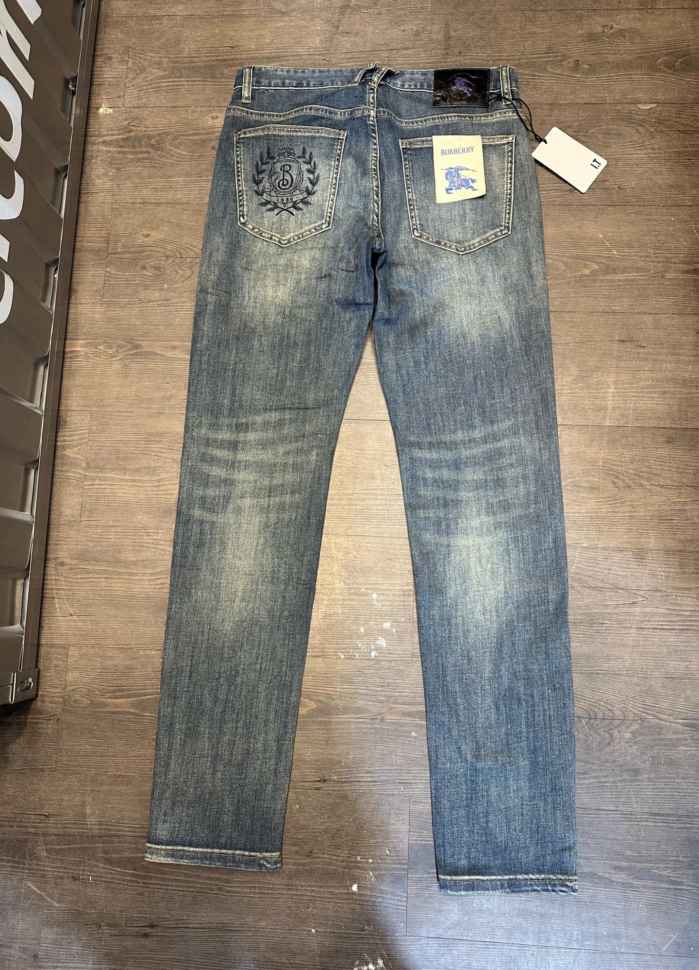 🔥Burberry 巴宝莉26SS春夏新款五袋款牛仔裤，面料精选高弹牛仔面料 轻薄柔软舒适 定制高端五金