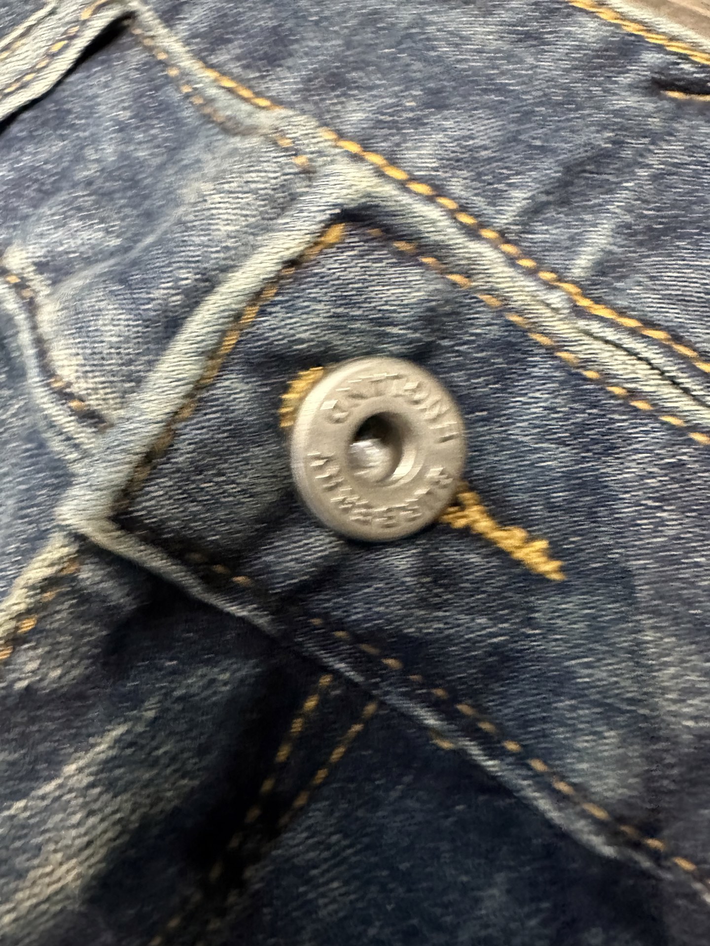 🔥Burberry 巴宝莉26SS春夏新款五袋款牛仔裤，面料精选高弹牛仔面料 轻薄柔软舒适 定制高端五金