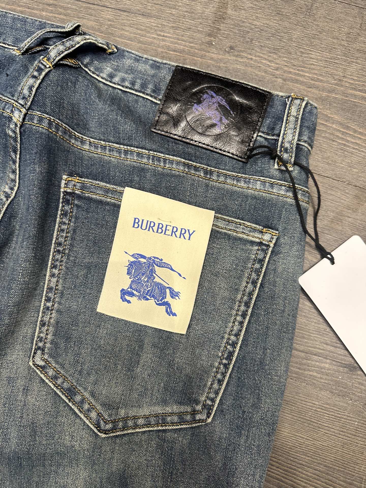 🔥Burberry 巴宝莉26SS春夏新款五袋款牛仔裤，面料精选高弹牛仔面料 轻薄柔软舒适 定制高端五金