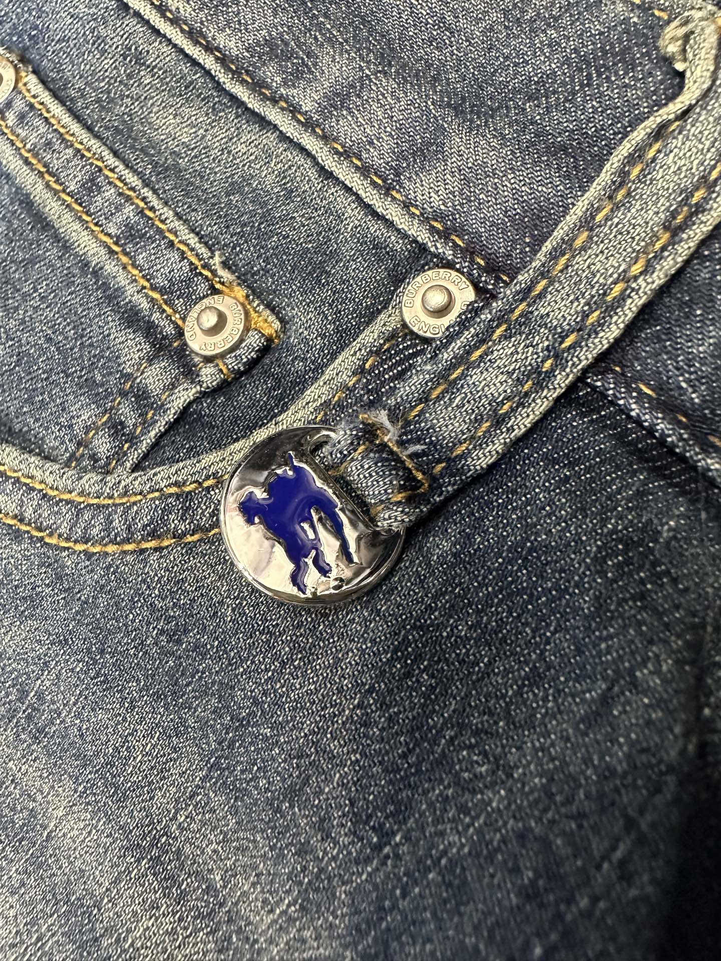 🔥Burberry 巴宝莉26SS春夏新款五袋款牛仔裤，面料精选高弹牛仔面料 轻薄柔软舒适 定制高端五金