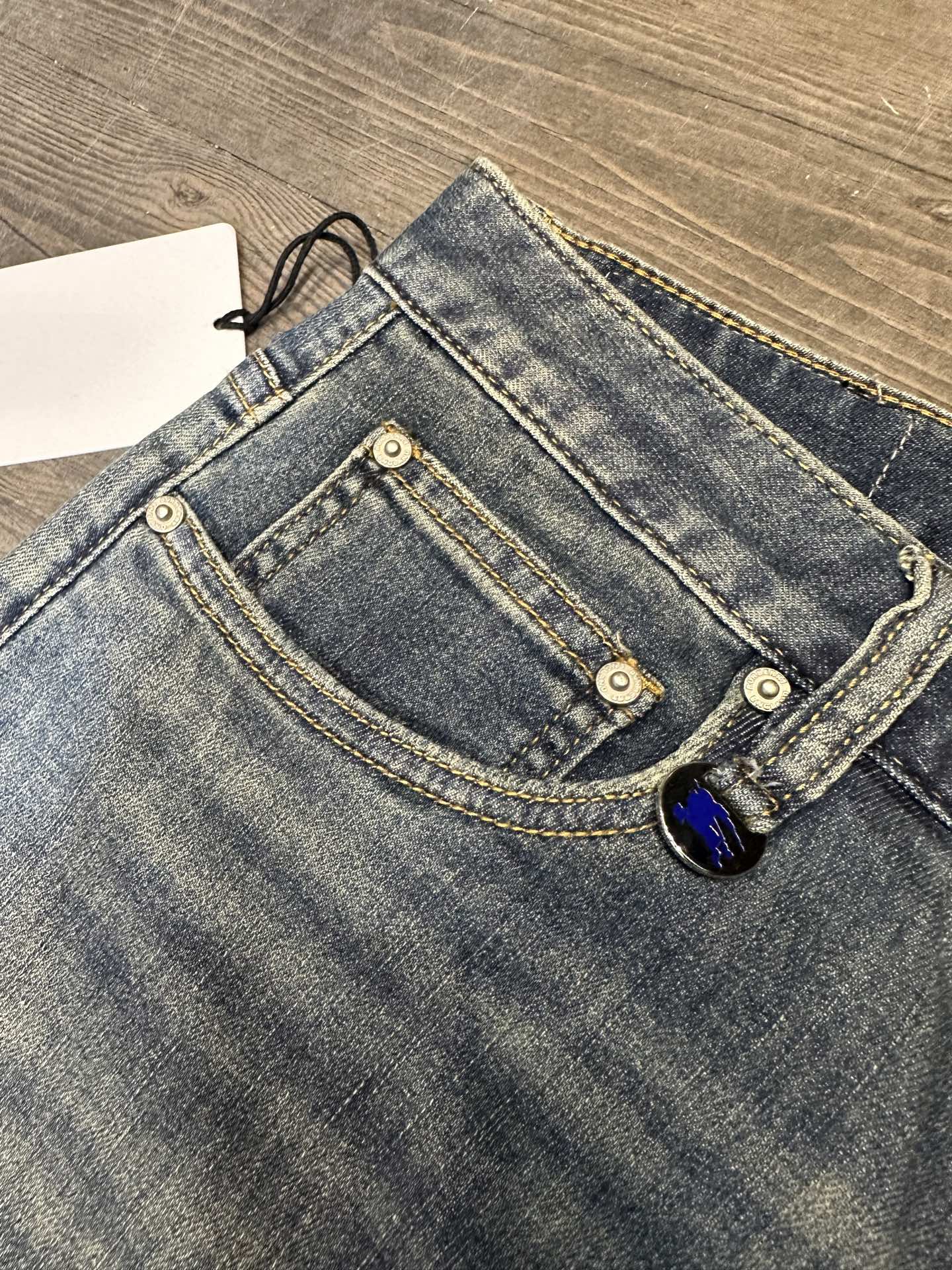 🔥Burberry 巴宝莉26SS春夏新款五袋款牛仔裤，面料精选高弹牛仔面料 轻薄柔软舒适 定制高端五金