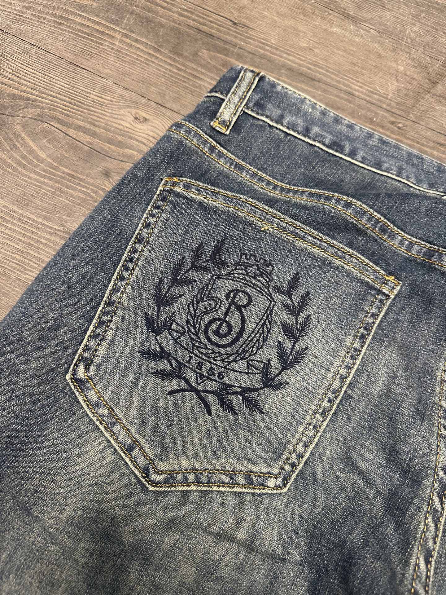 🔥Burberry 巴宝莉26SS春夏新款五袋款牛仔裤，面料精选高弹牛仔面料 轻薄柔软舒适 定制高端五金