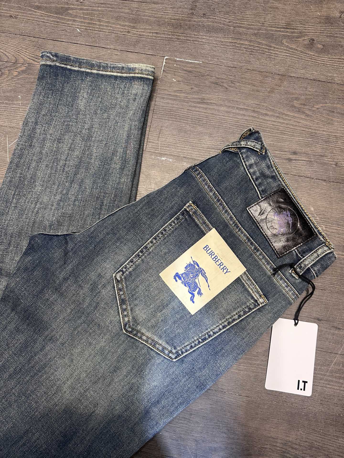 🔥Burberry 巴宝莉26SS春夏新款五袋款牛仔裤，面料精选高弹牛仔面料 轻薄柔软舒适 定制高端五金