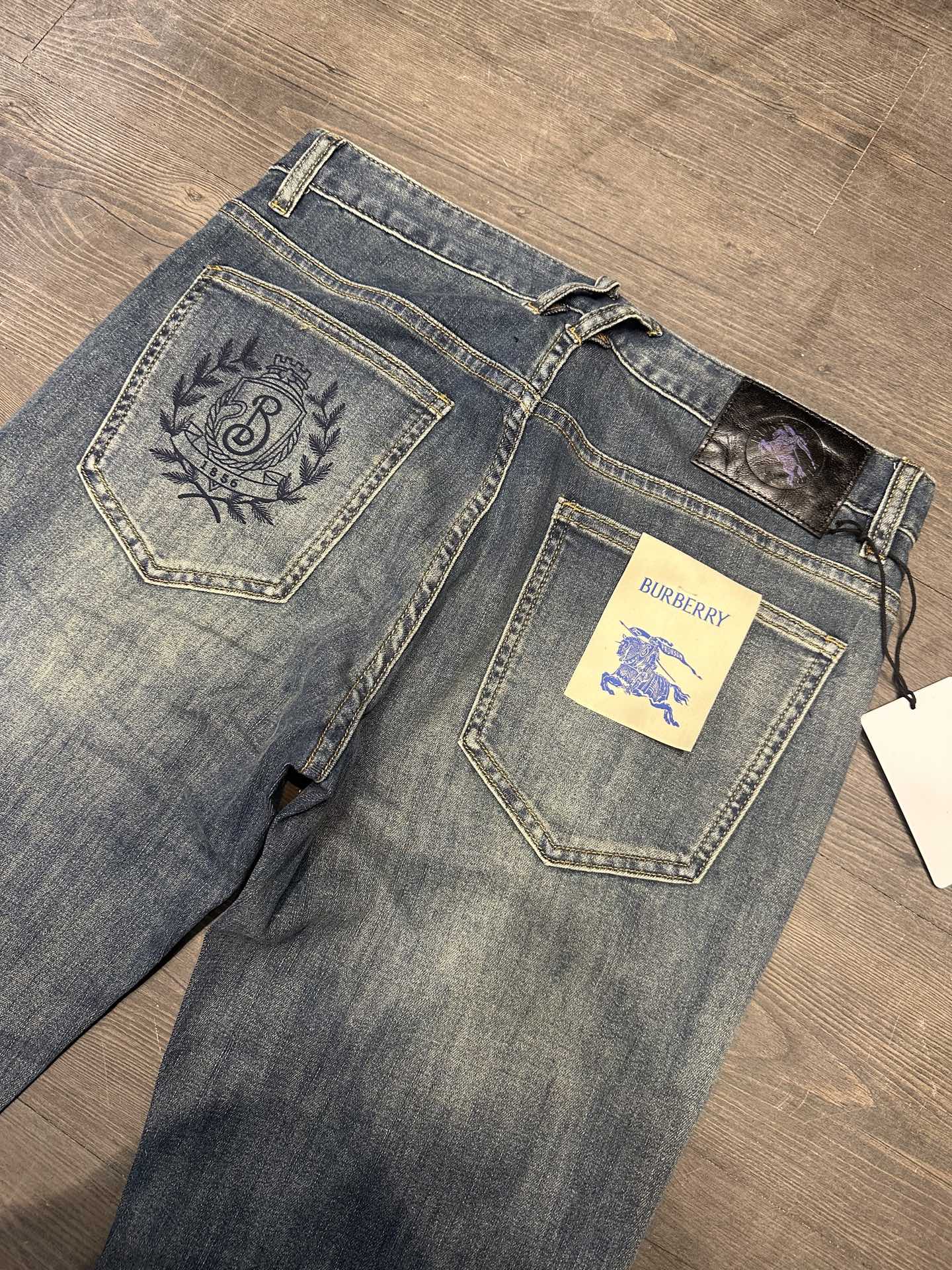 🔥Burberry 巴宝莉26SS春夏新款五袋款牛仔裤，面料精选高弹牛仔面料 轻薄柔软舒适 定制高端五金