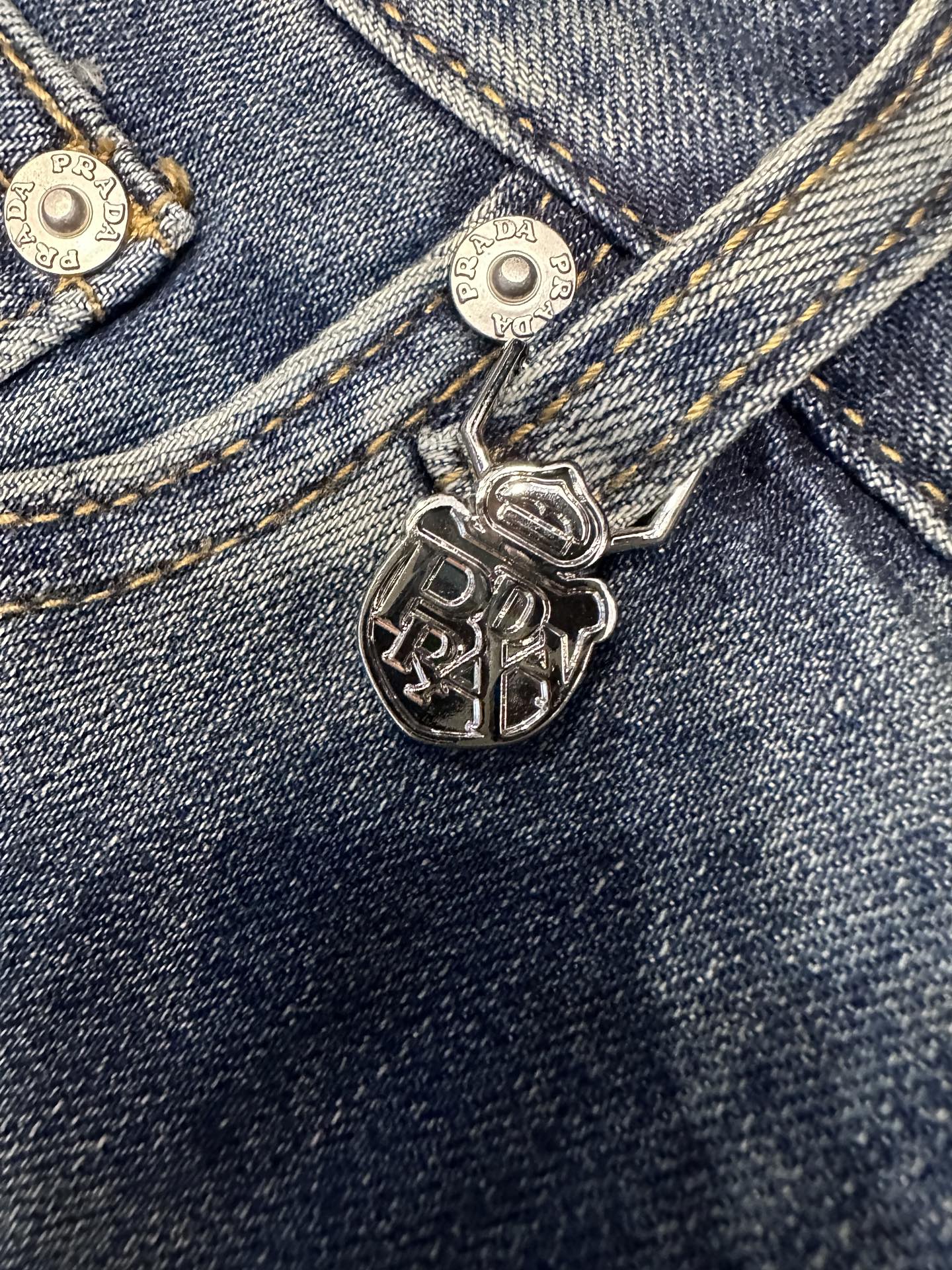 🔥PRADA普拉达26SS春夏新款五袋款牛仔裤，面料精选高弹牛仔面料 轻薄柔软舒适 定制高端五金 细节彰