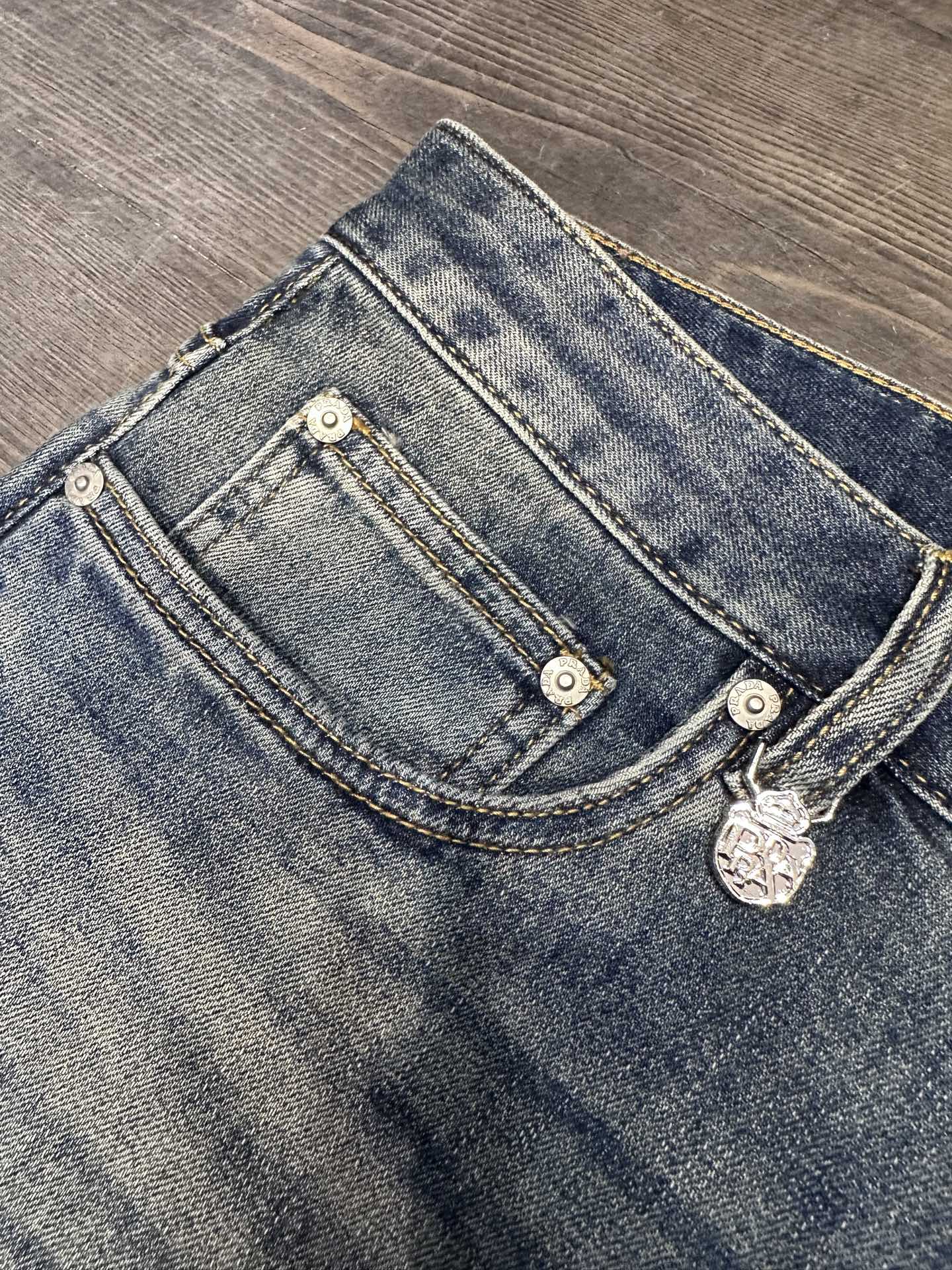 🔥PRADA普拉达26SS春夏新款五袋款牛仔裤，面料精选高弹牛仔面料 轻薄柔软舒适 定制高端五金 细节彰