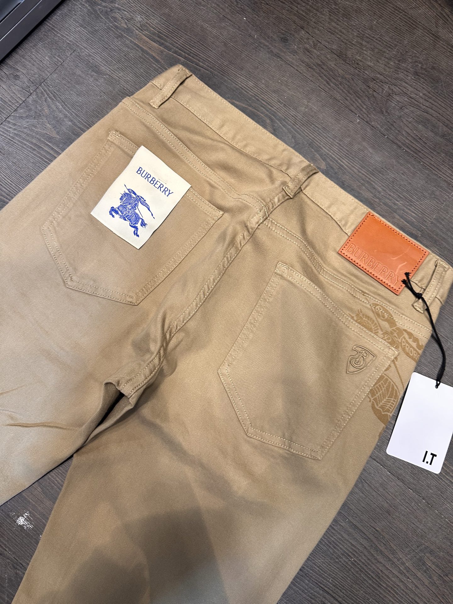 🔥Burberry 巴宝莉26SS春夏新款五袋款牛仔裤，面料精选高弹牛仔面料 轻薄柔软舒适 定制高端五金