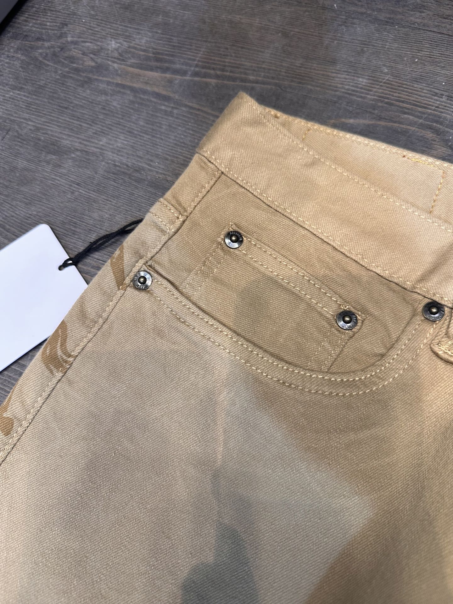 🔥Burberry 巴宝莉26SS春夏新款五袋款牛仔裤，面料精选高弹牛仔面料 轻薄柔软舒适 定制高端五金