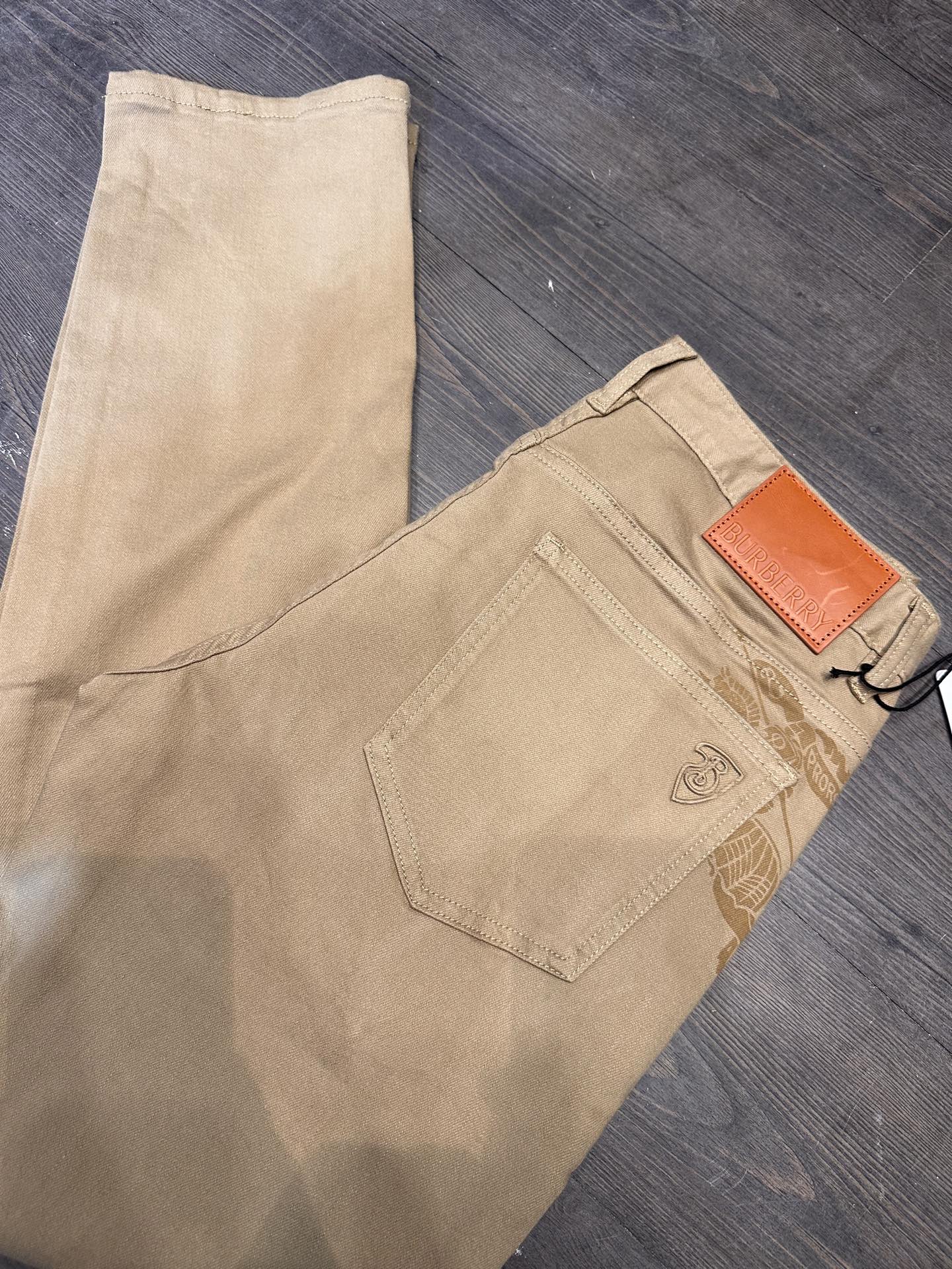 🔥Burberry 巴宝莉26SS春夏新款五袋款牛仔裤，面料精选高弹牛仔面料 轻薄柔软舒适 定制高端五金