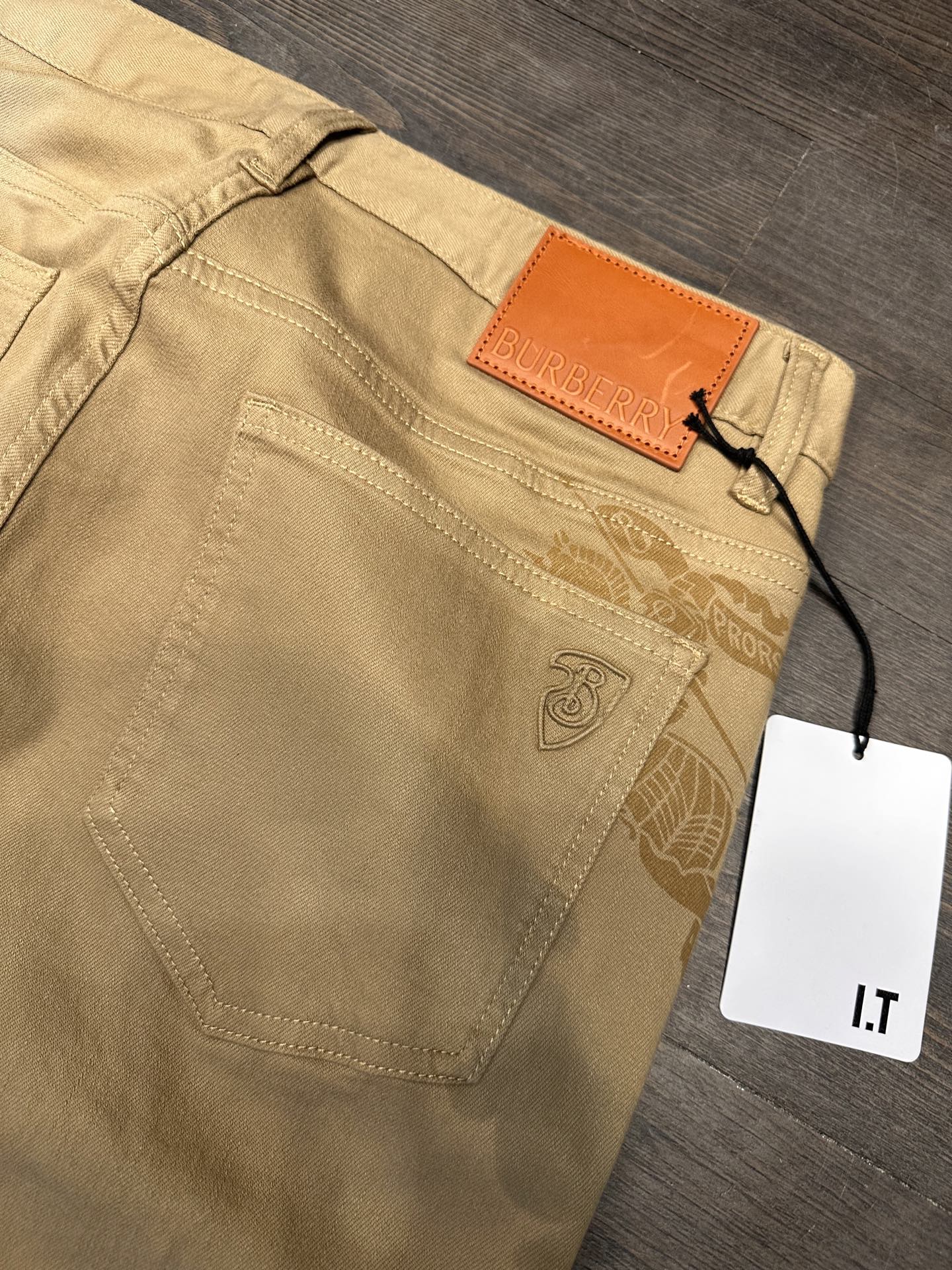 🔥Burberry 巴宝莉26SS春夏新款五袋款牛仔裤，面料精选高弹牛仔面料 轻薄柔软舒适 定制高端五金