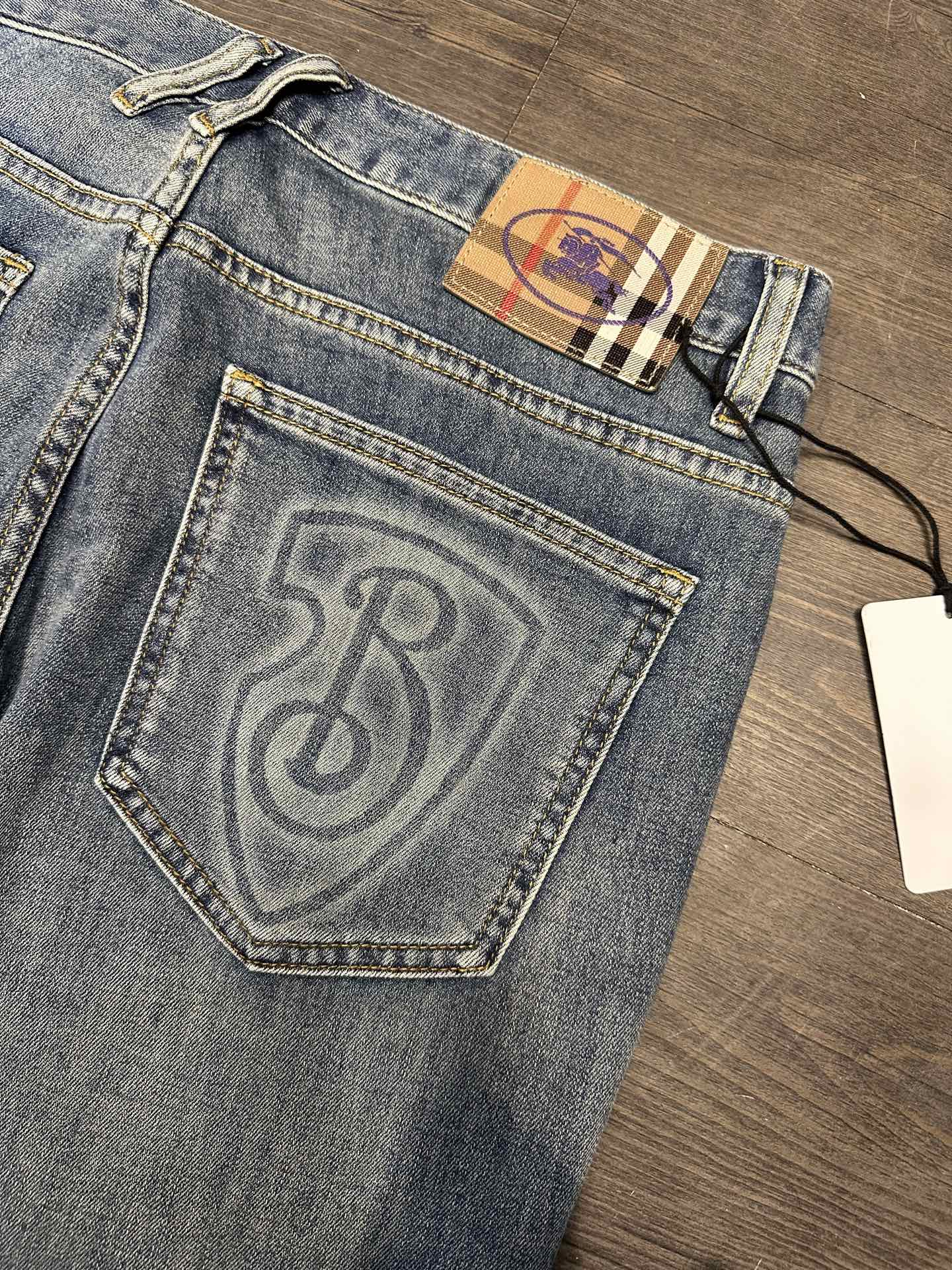 🔥Burberry 巴宝莉26SS春夏新款五袋款牛仔裤，面料精选高弹牛仔面料 轻薄柔软舒适 定制高端五金