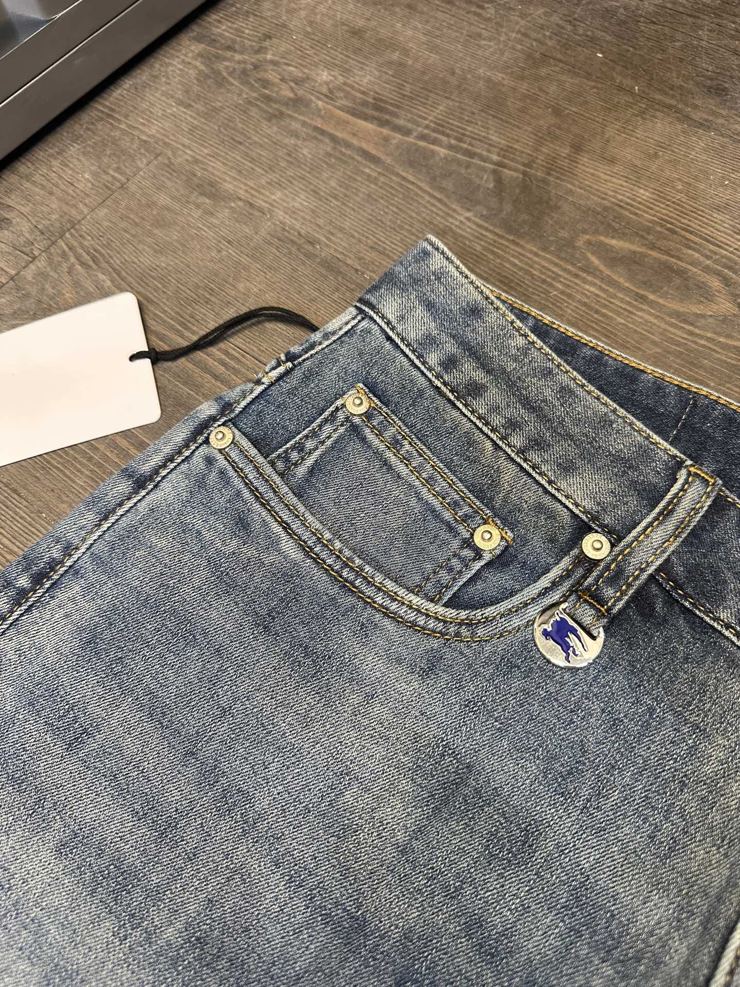 🔥Burberry 巴宝莉26SS春夏新款五袋款牛仔裤，面料精选高弹牛仔面料 轻薄柔软舒适 定制高端五金