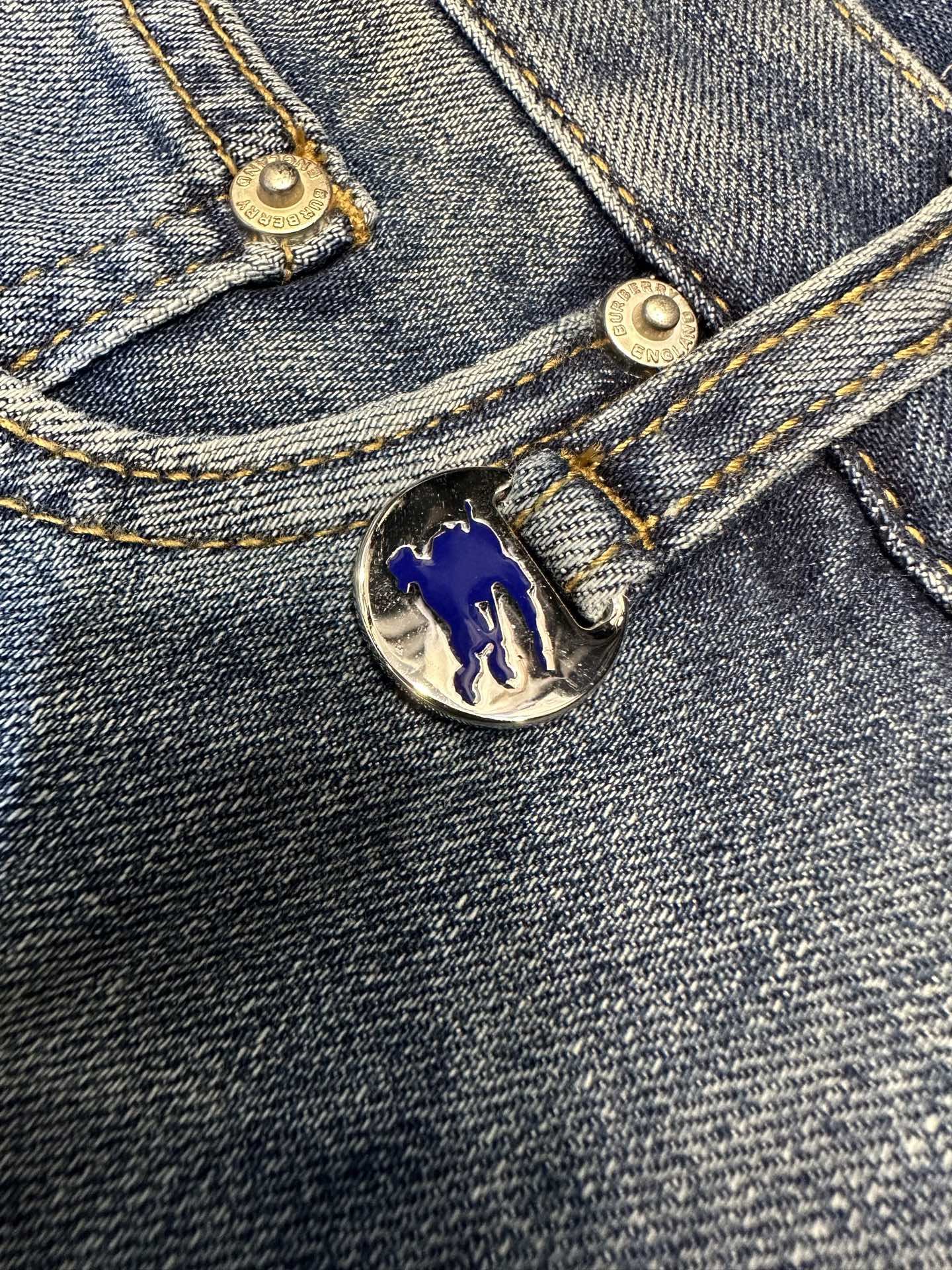 🔥Burberry 巴宝莉26SS春夏新款五袋款牛仔裤，面料精选高弹牛仔面料 轻薄柔软舒适 定制高端五金