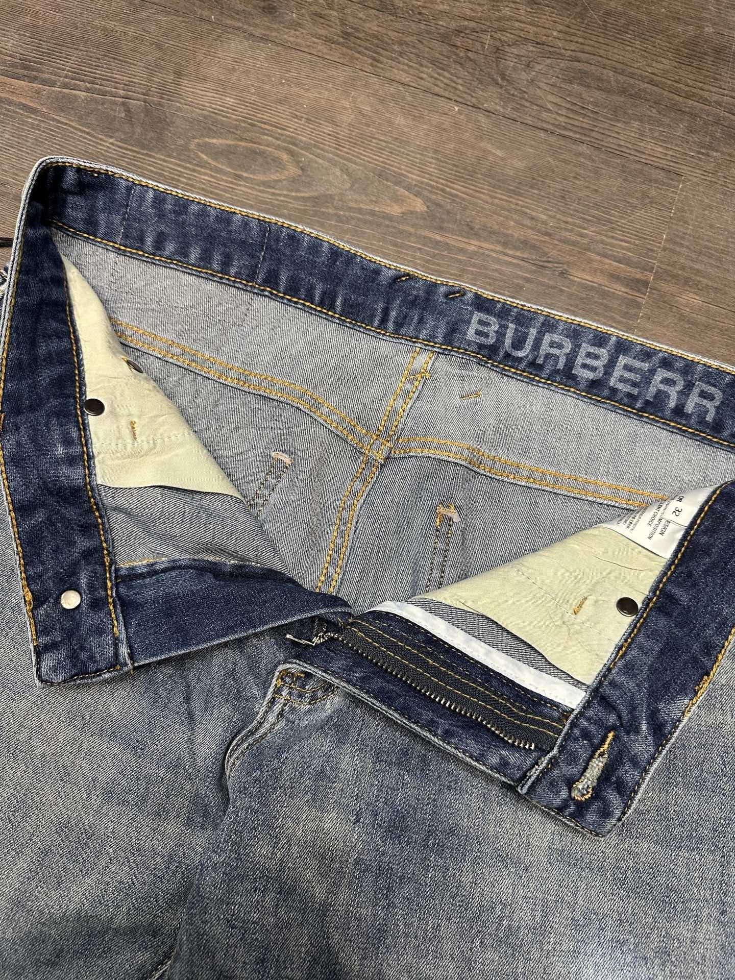 🔥Burberry 巴宝莉26SS春夏新款五袋款牛仔裤，面料精选高弹牛仔面料 轻薄柔软舒适 定制高端五金