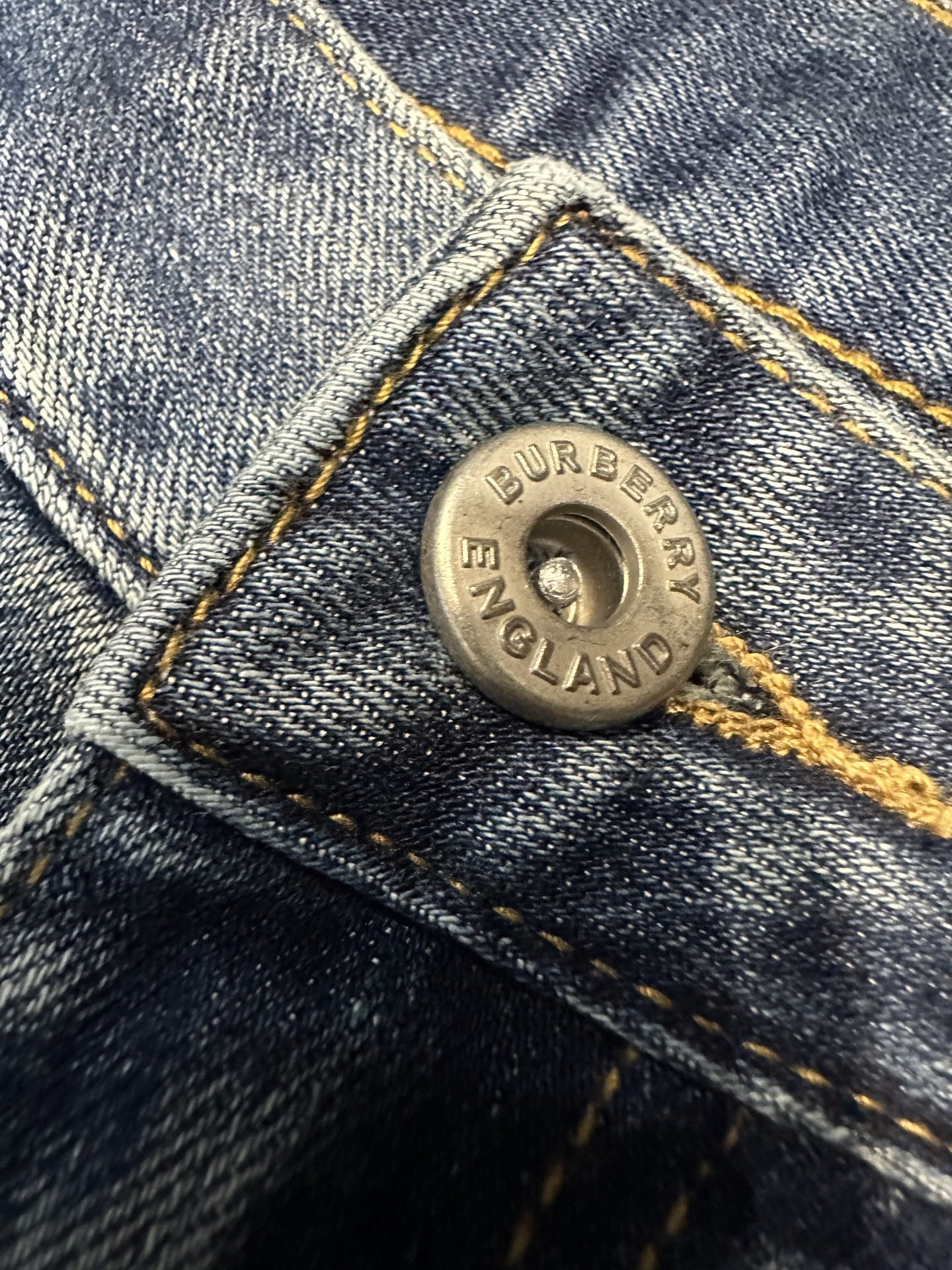 🔥Burberry 巴宝莉26SS春夏新款五袋款牛仔裤，面料精选高弹牛仔面料 轻薄柔软舒适 定制高端五金