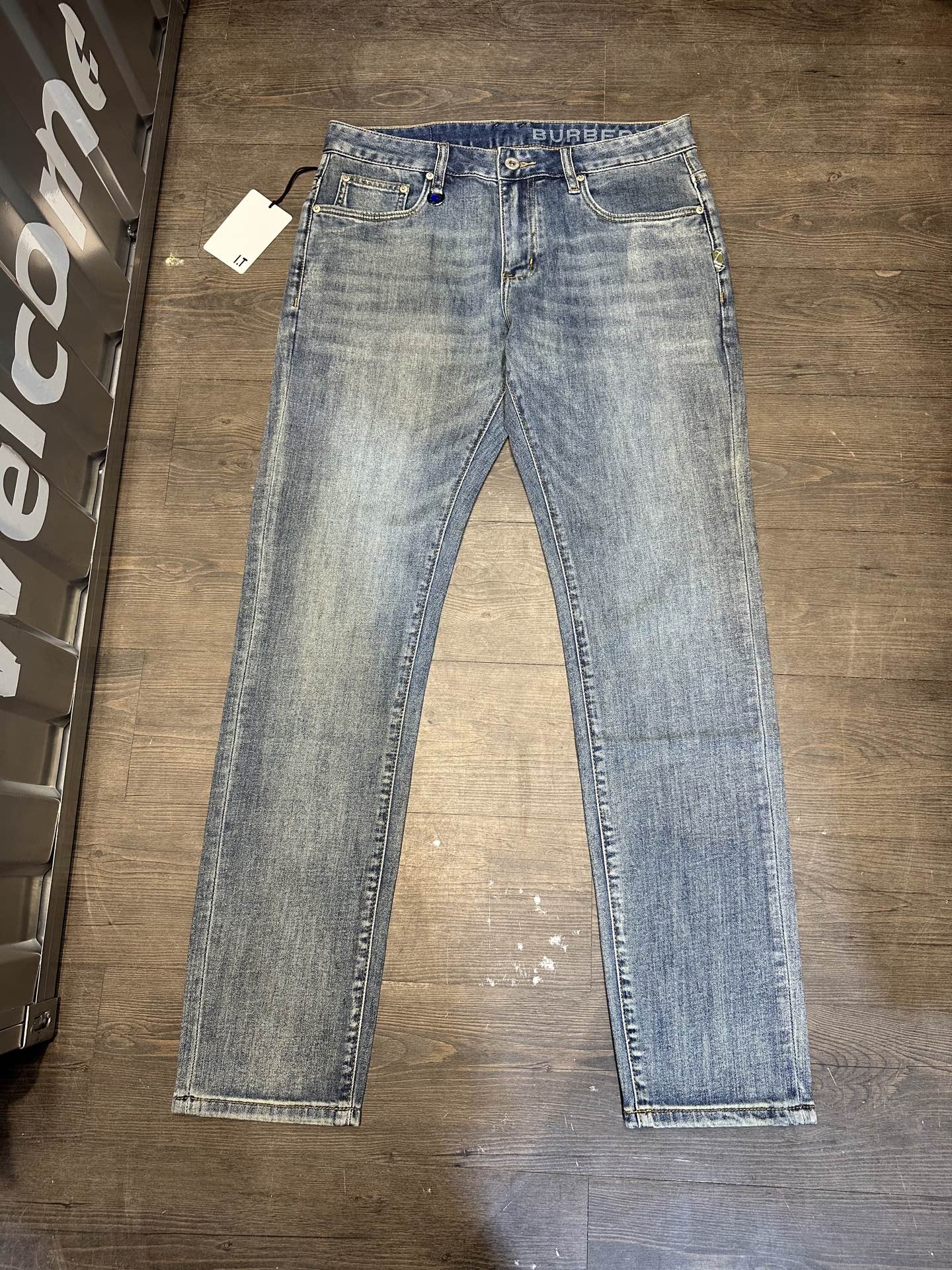 🔥Burberry 巴宝莉26SS春夏新款五袋款牛仔裤，面料精选高弹牛仔面料 轻薄柔软舒适 定制高端五金