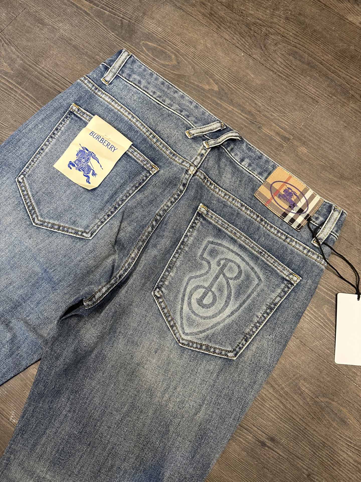 🔥Burberry 巴宝莉26SS春夏新款五袋款牛仔裤，面料精选高弹牛仔面料 轻薄柔软舒适 定制高端五金