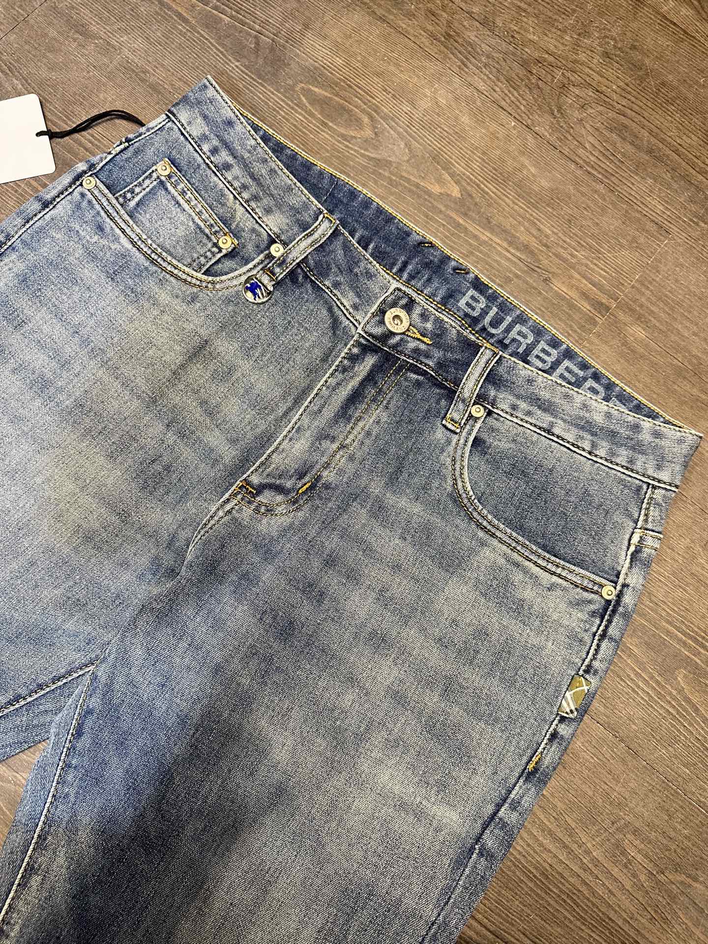 🔥Burberry 巴宝莉26SS春夏新款五袋款牛仔裤，面料精选高弹牛仔面料 轻薄柔软舒适 定制高端五金