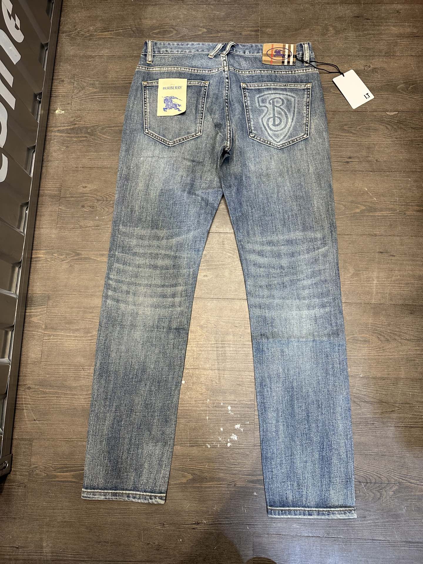 🔥Burberry 巴宝莉26SS春夏新款五袋款牛仔裤，面料精选高弹牛仔面料 轻薄柔软舒适 定制高端五金