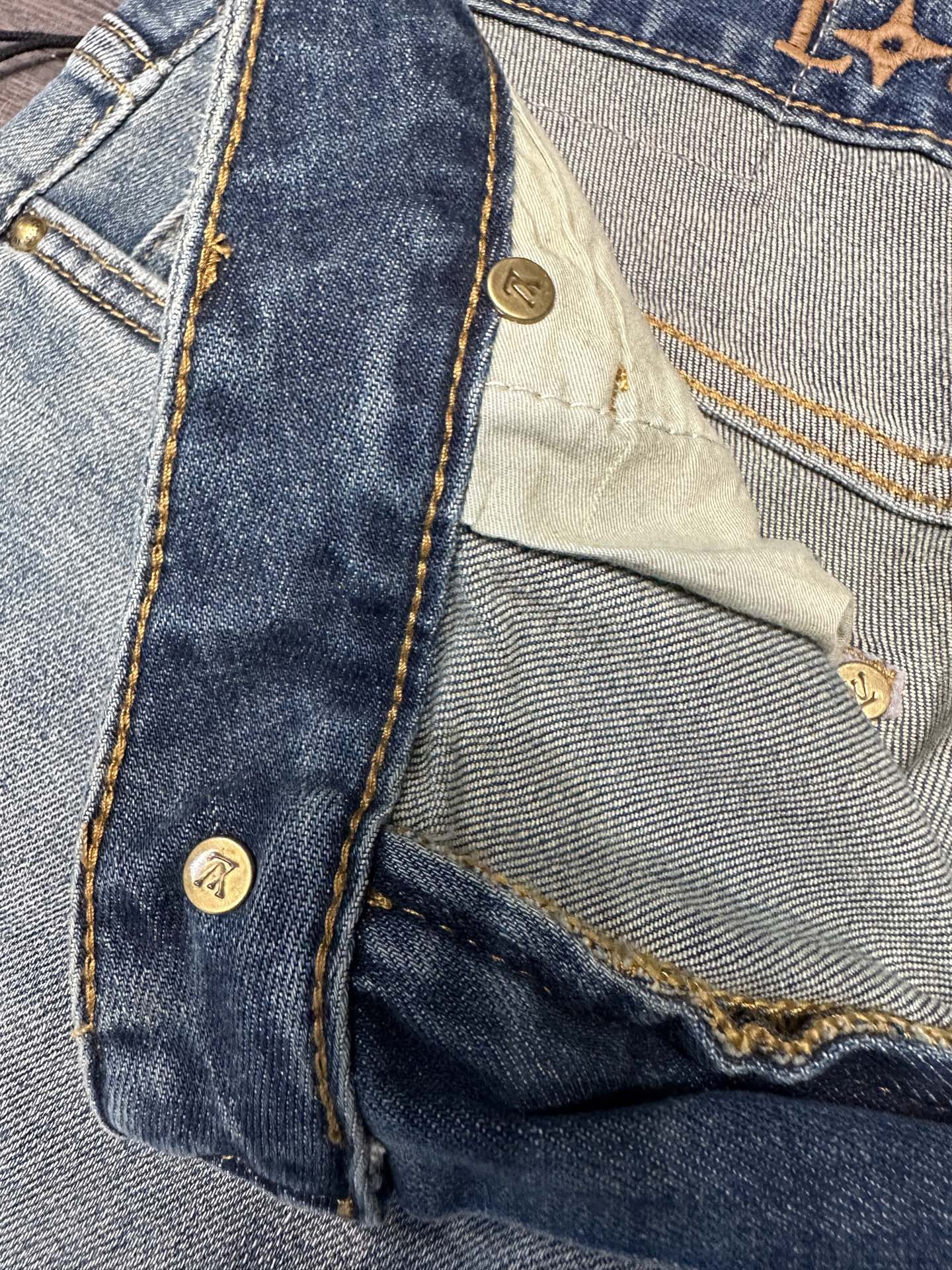 🔥LV驴家26SS春夏新款五袋款牛仔裤，面料精选高弹牛仔面料 轻薄柔软舒适 定制高端五金 细节彰显品质 