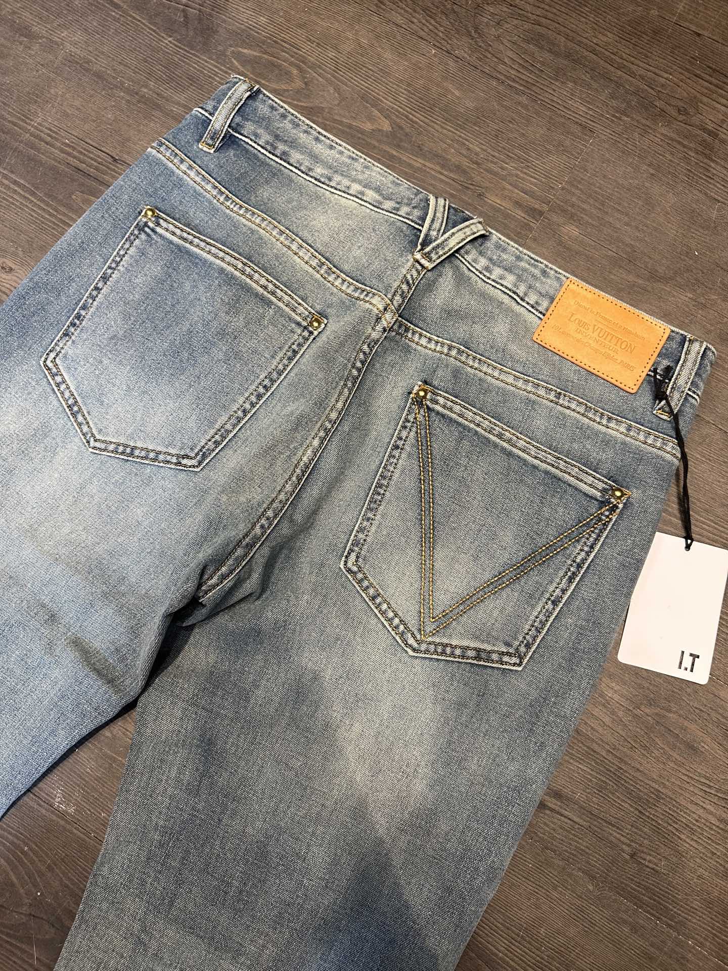 🔥LV驴家26SS春夏新款五袋款牛仔裤，面料精选高弹牛仔面料 轻薄柔软舒适 定制高端五金 细节彰显品质 