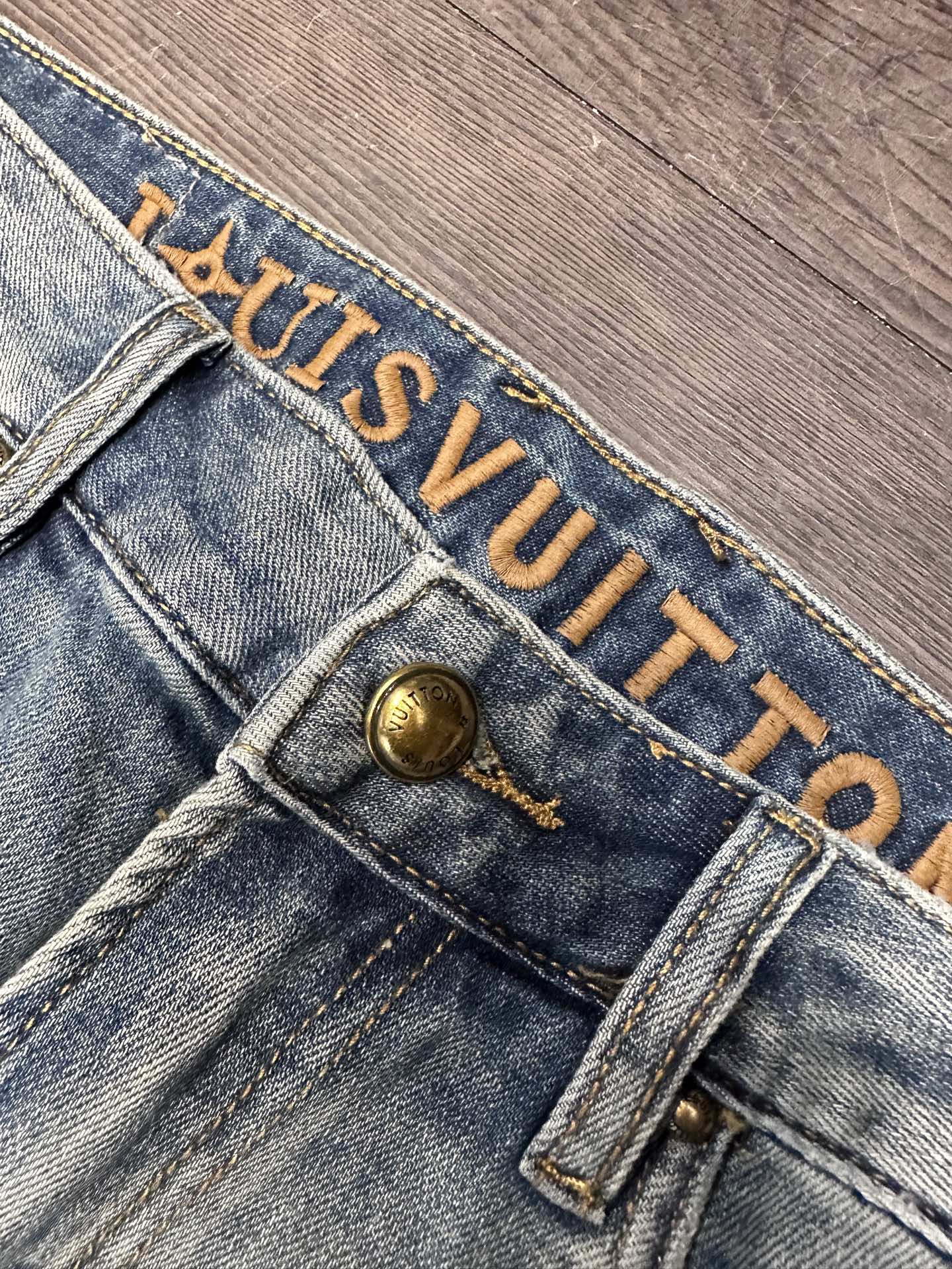 🔥LV驴家26SS春夏新款五袋款牛仔裤，面料精选高弹牛仔面料 轻薄柔软舒适 定制高端五金 细节彰显品质 