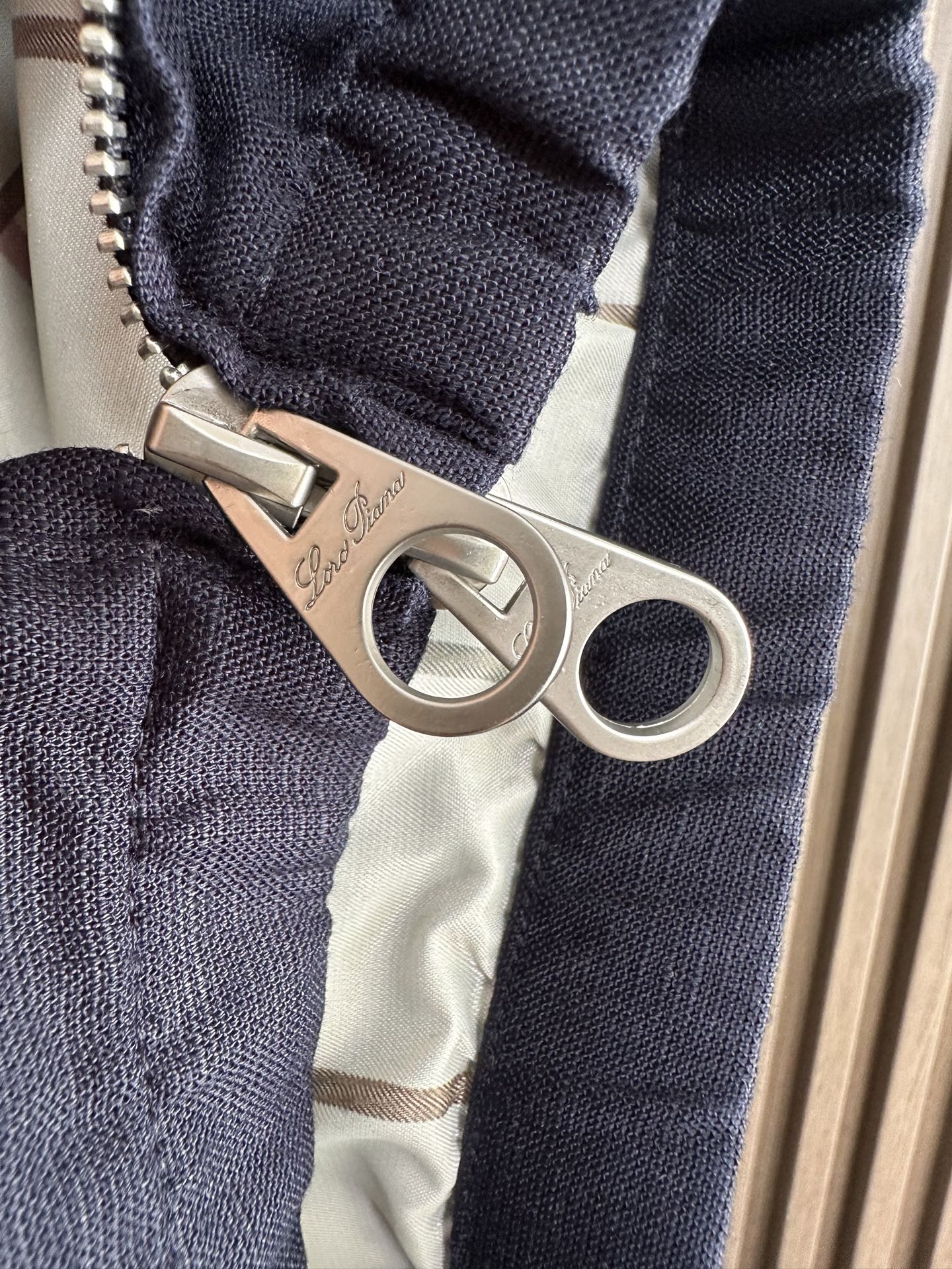 26ss 早春新品Loro piana轻奢立领马甲 | 把高级感穿在日常甄选高支面料，触感软糯，垂坠有型