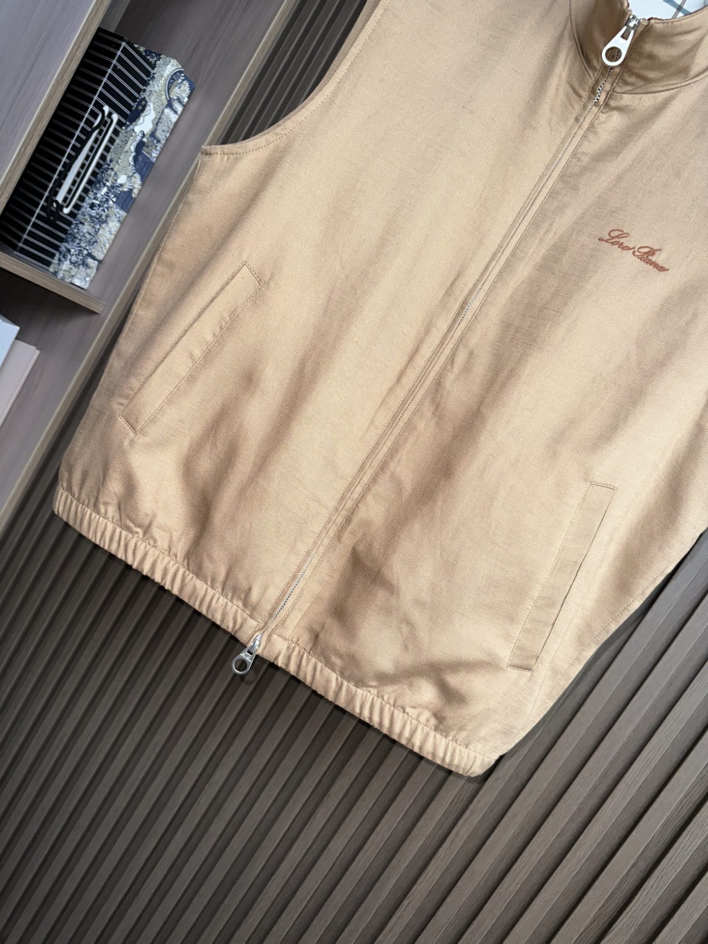 26ss 早春新品Loro piana轻奢立领马甲 | 把高级感穿在日常甄选高支面料，触感软糯，垂坠有型