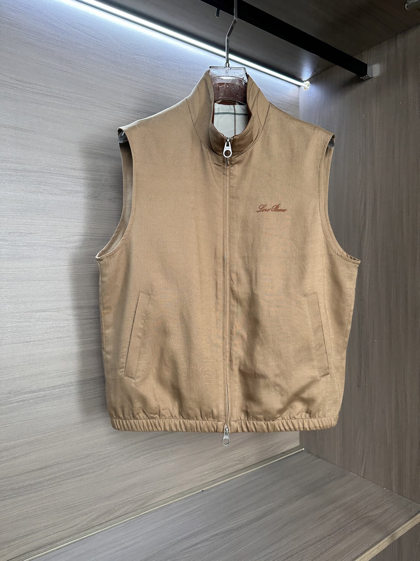 26ss 早春新品Loro piana轻奢立领马甲 | 把高级感穿在日常甄选高支面料，触感软糯，垂坠有型