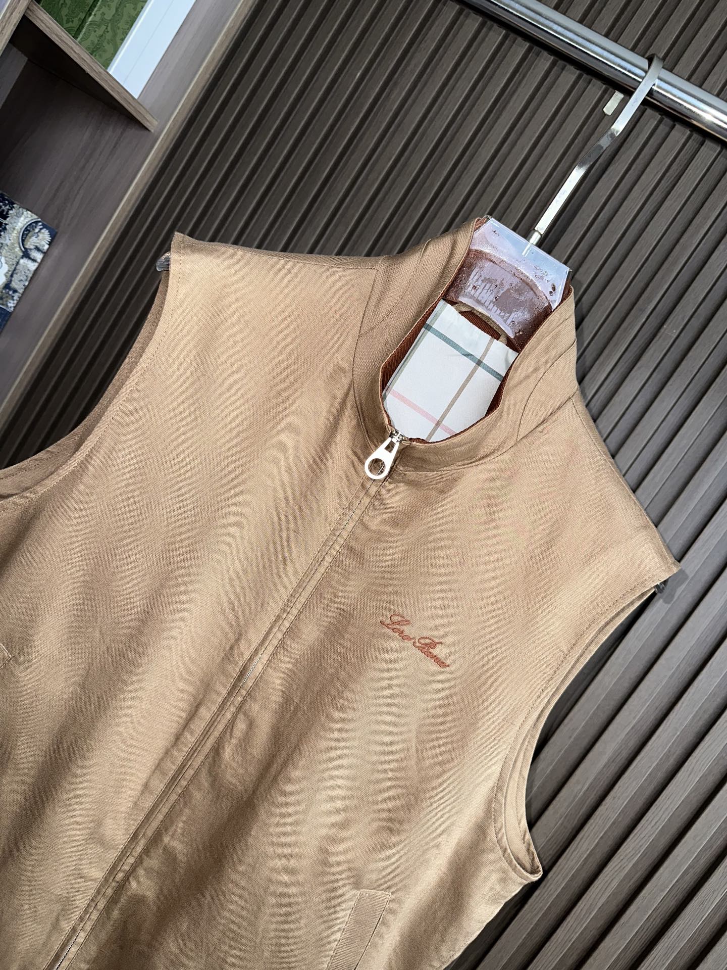 26ss 早春新品Loro piana轻奢立领马甲 | 把高级感穿在日常甄选高支面料，触感软糯，垂坠有型