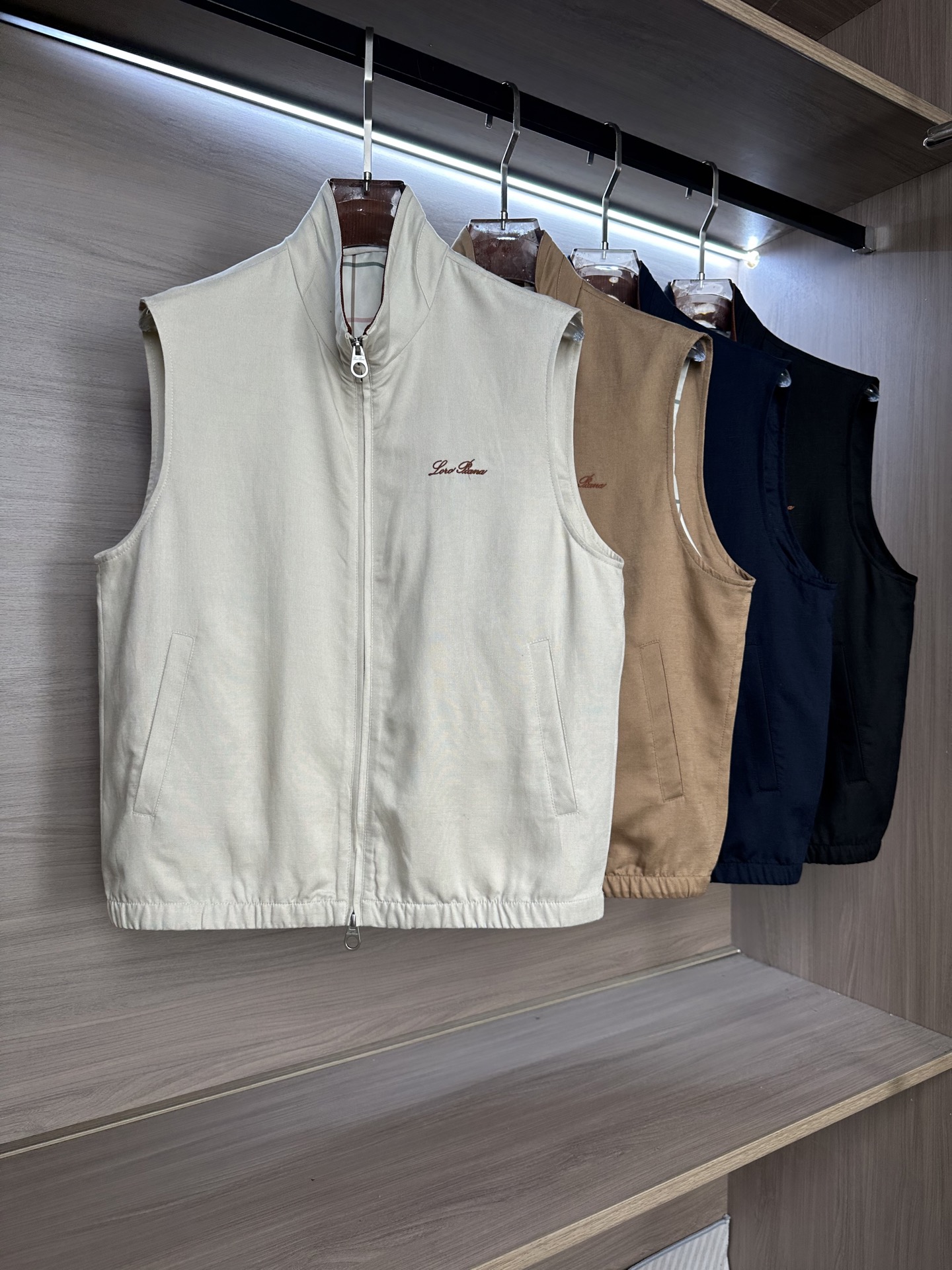 26ss 早春新品Loro piana轻奢立领马甲 | 把高级感穿在日常甄选高支面料，触感软糯，垂坠有型