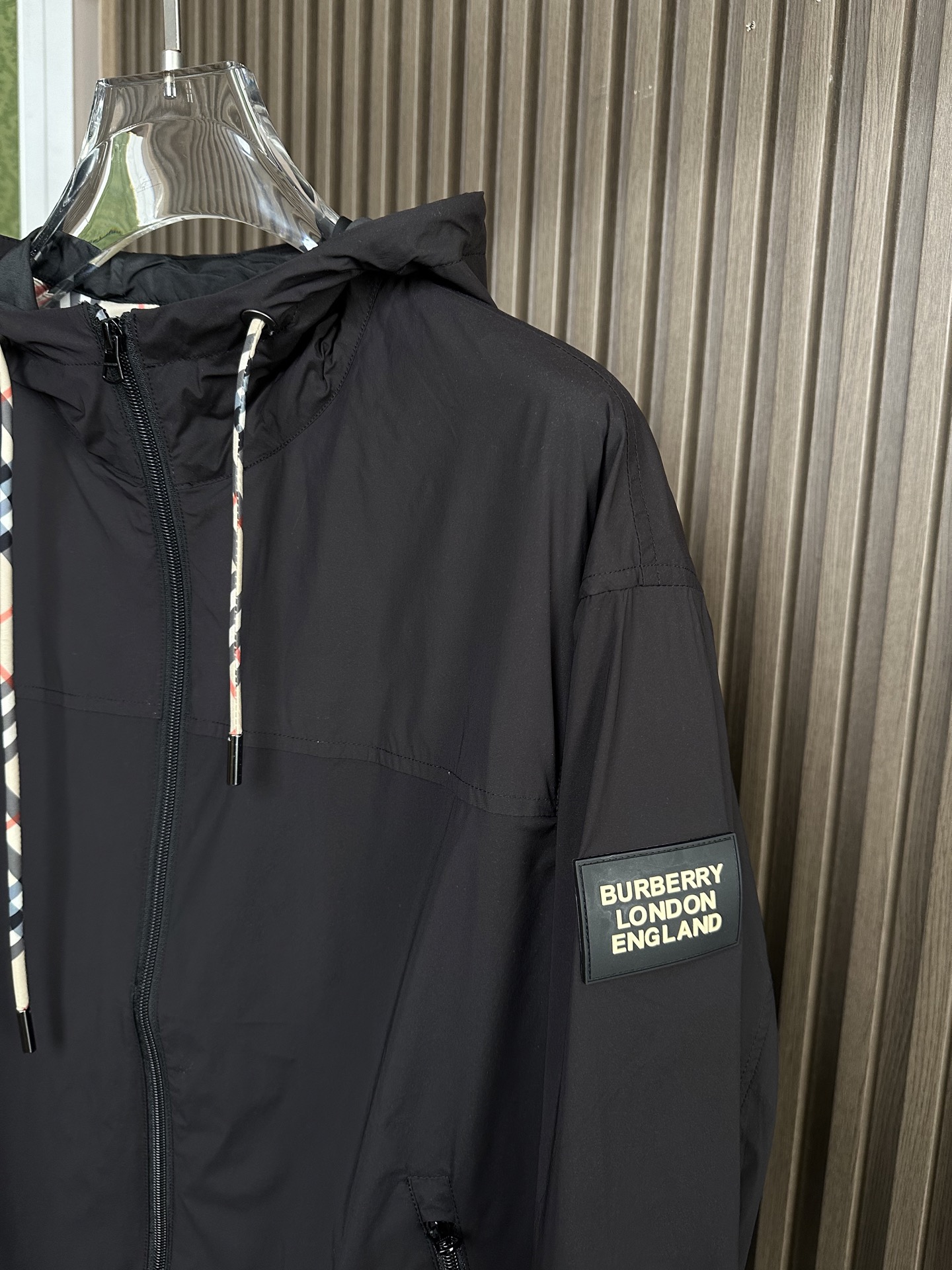 BURBERRY巴宝莉 26春夏新品 轻盈外套，呈现休闲版型。其上点缀字母印花贴花，双向拉链开合，抽绳式