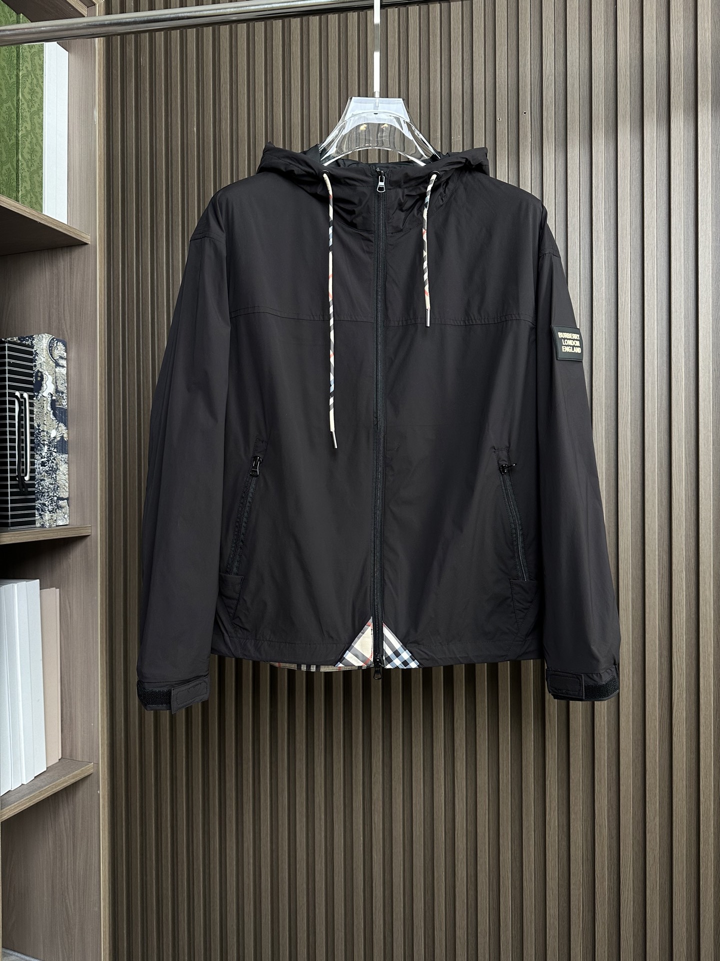 BURBERRY巴宝莉 26春夏新品 轻盈外套，呈现休闲版型。其上点缀字母印花贴花，双向拉链开合，抽绳式