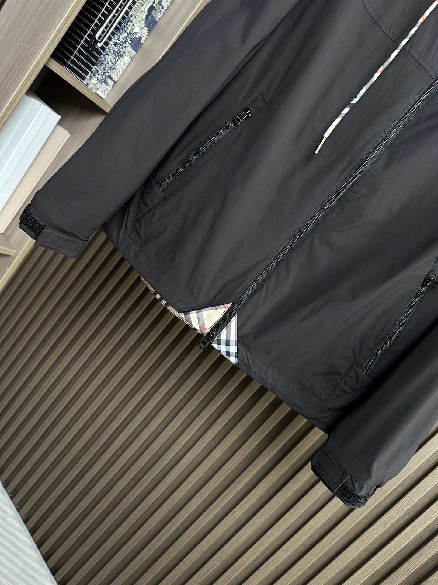 BURBERRY巴宝莉 26春夏新品 轻盈外套，呈现休闲版型。其上点缀字母印花贴花，双向拉链开合，抽绳式