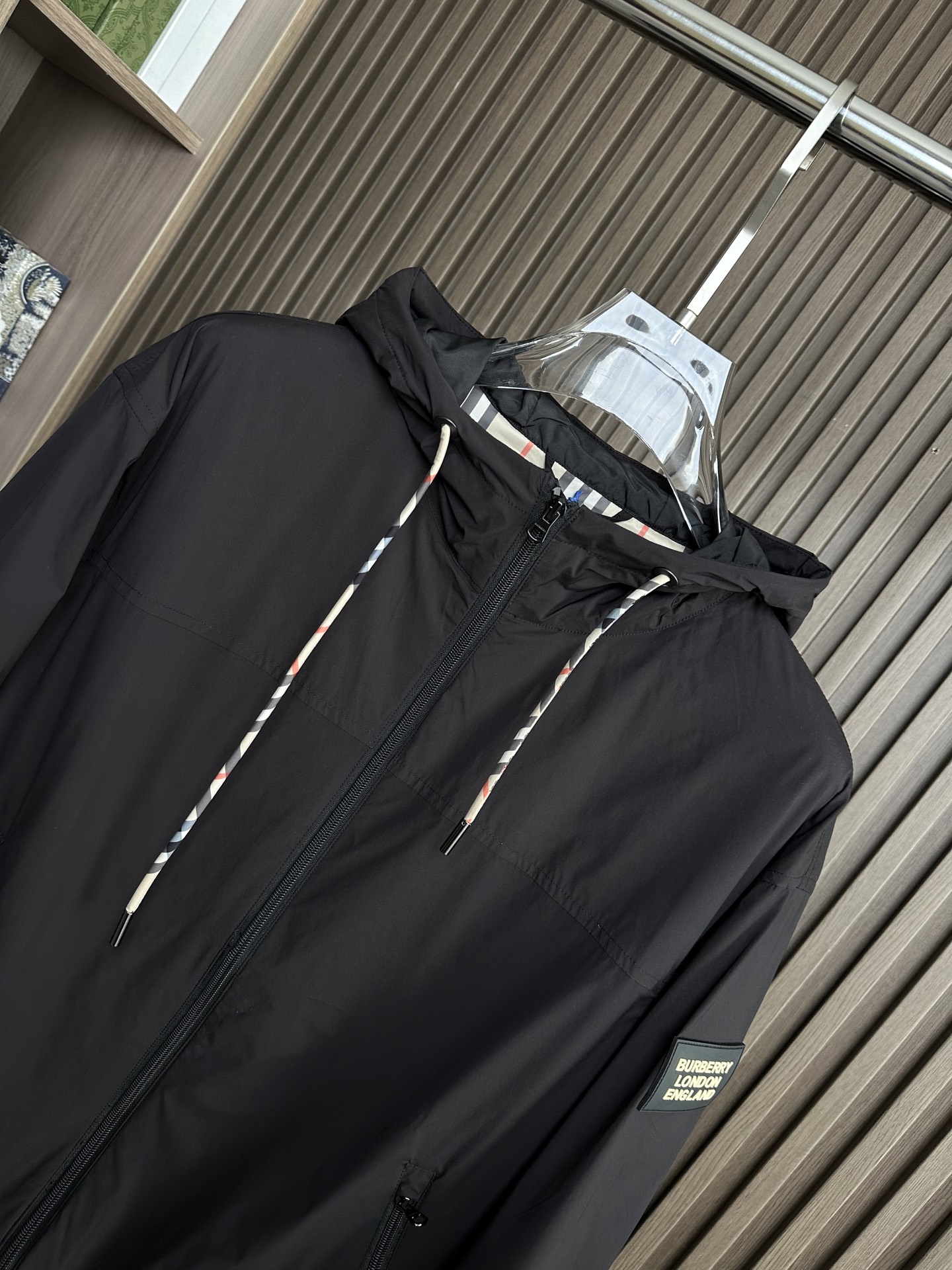 BURBERRY巴宝莉 26春夏新品 轻盈外套，呈现休闲版型。其上点缀字母印花贴花，双向拉链开合，抽绳式