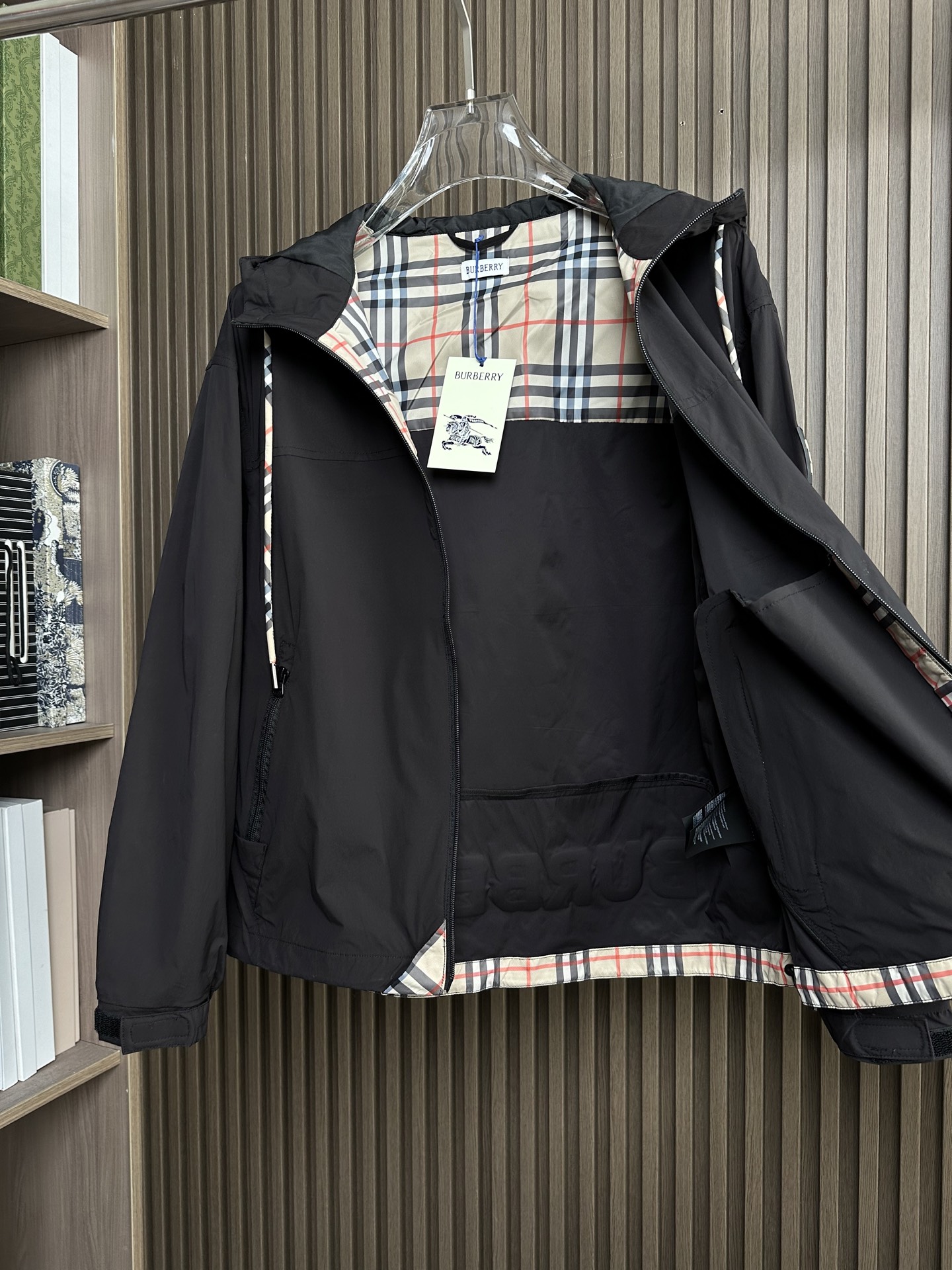 BURBERRY巴宝莉 26春夏新品 轻盈外套，呈现休闲版型。其上点缀字母印花贴花，双向拉链开合，抽绳式