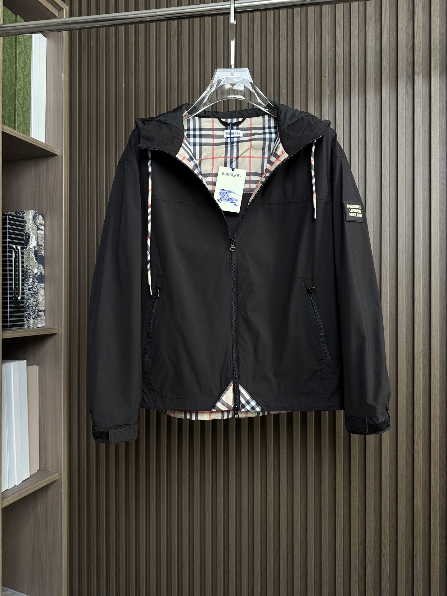 BURBERRY巴宝莉 26春夏新品 轻盈外套，呈现休闲版型。其上点缀字母印花贴花，双向拉链开合，抽绳式