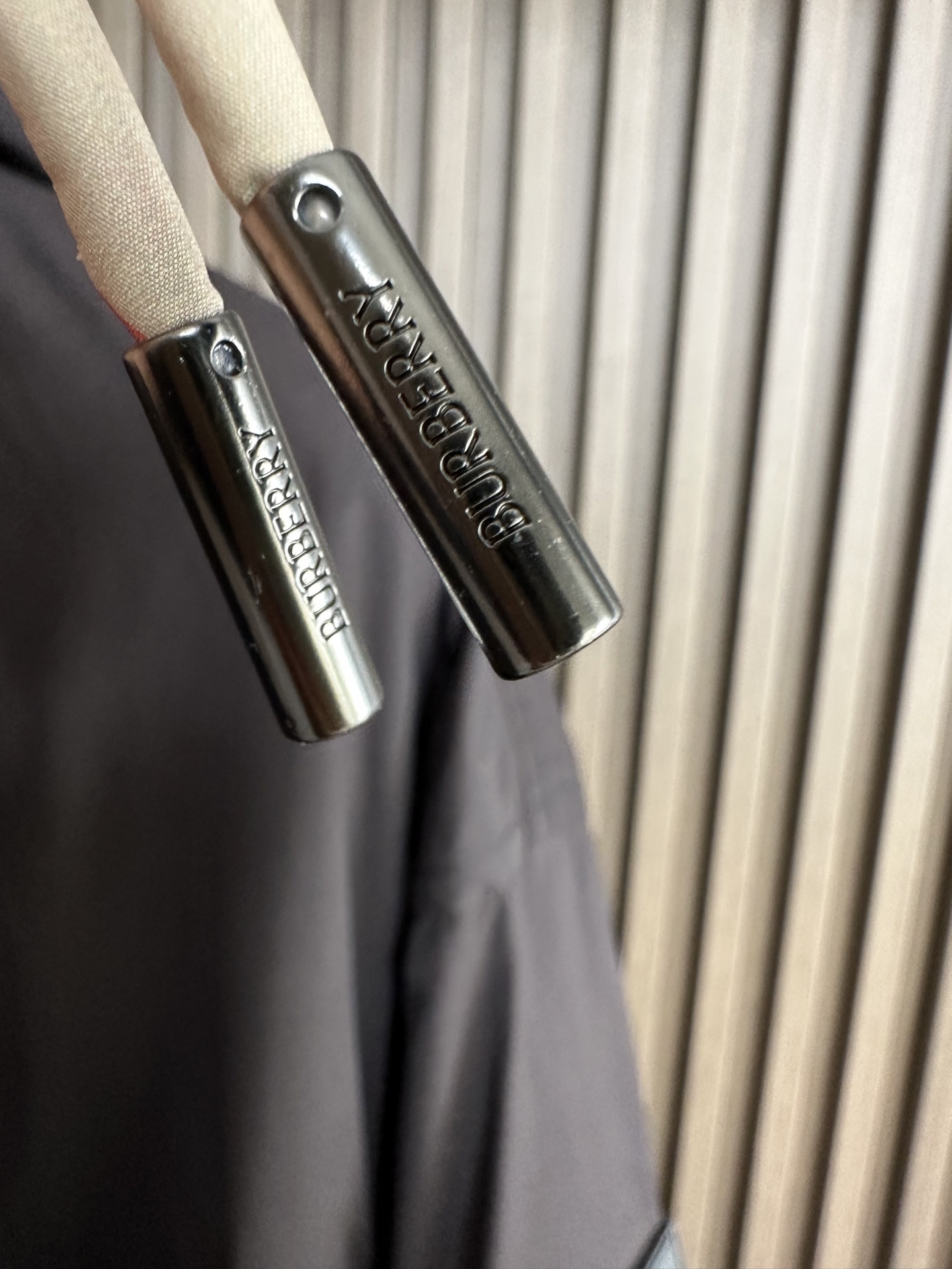 BURBERRY巴宝莉 26春夏新品 轻盈外套，呈现休闲版型。其上点缀字母印花贴花，双向拉链开合，抽绳式