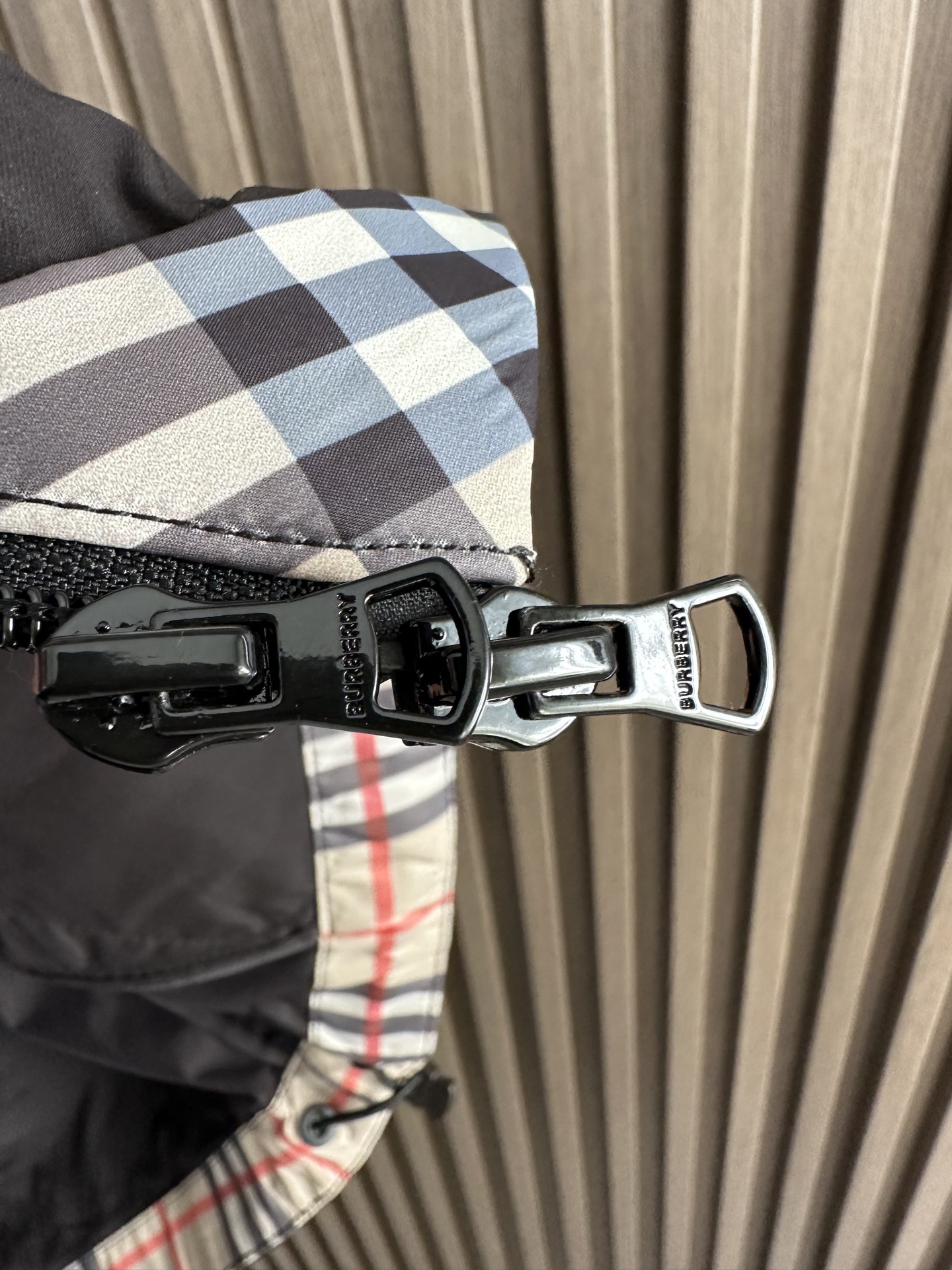 BURBERRY巴宝莉 26春夏新品 轻盈外套，呈现休闲版型。其上点缀字母印花贴花，双向拉链开合，抽绳式