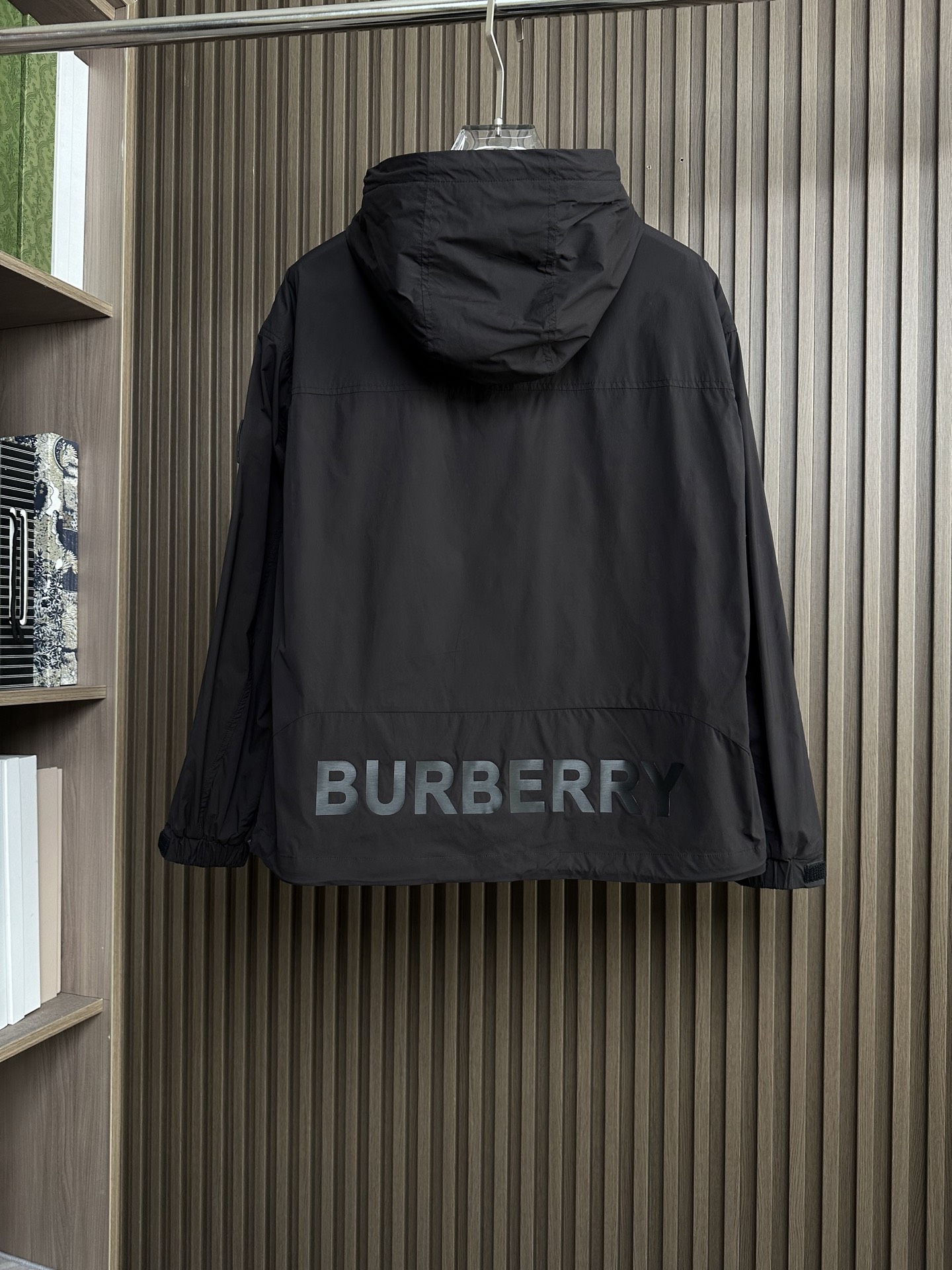 BURBERRY巴宝莉 26春夏新品 轻盈外套，呈现休闲版型。其上点缀字母印花贴花，双向拉链开合，抽绳式