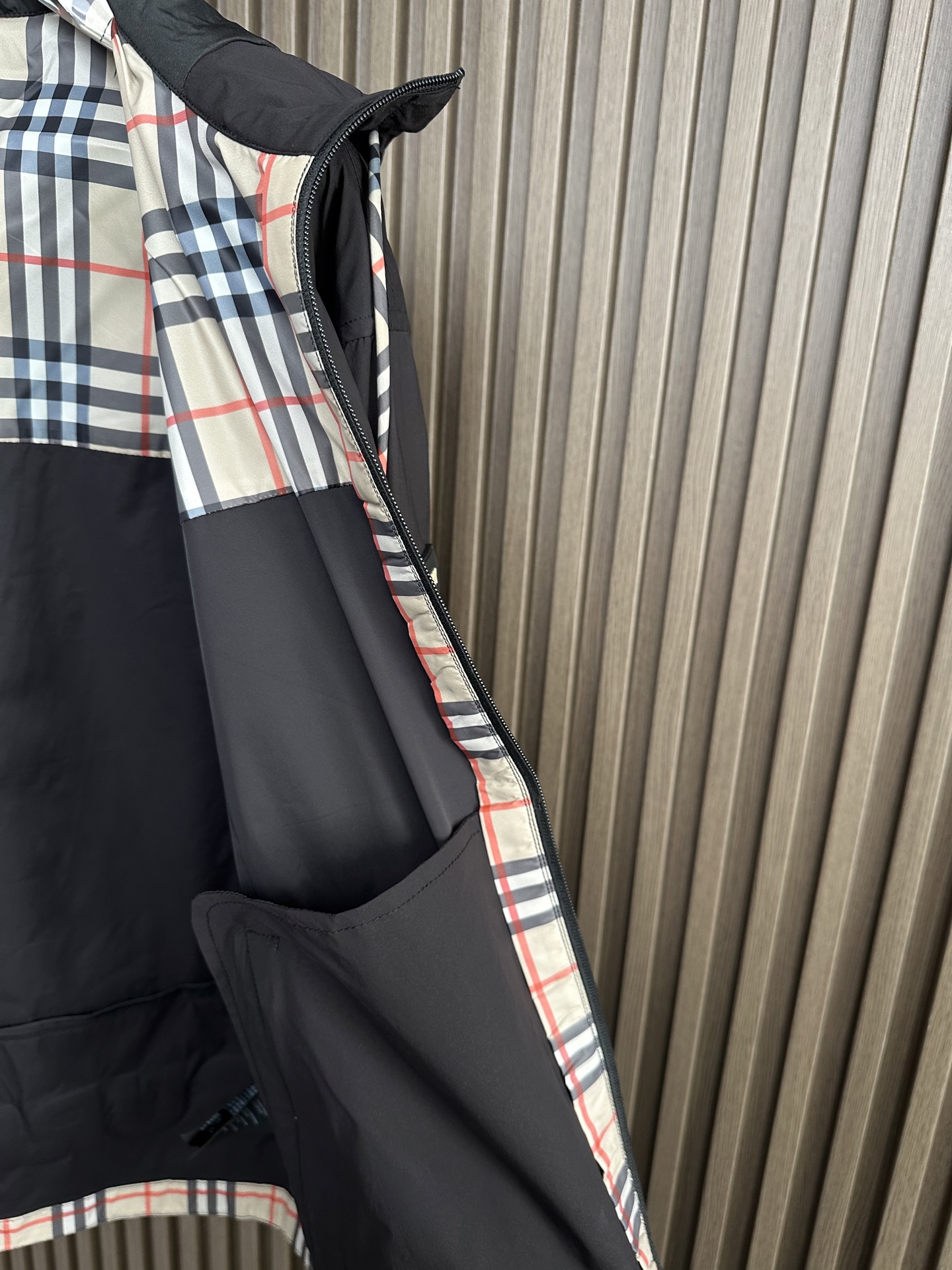 BURBERRY巴宝莉 26春夏新品 轻盈外套，呈现休闲版型。其上点缀字母印花贴花，双向拉链开合，抽绳式