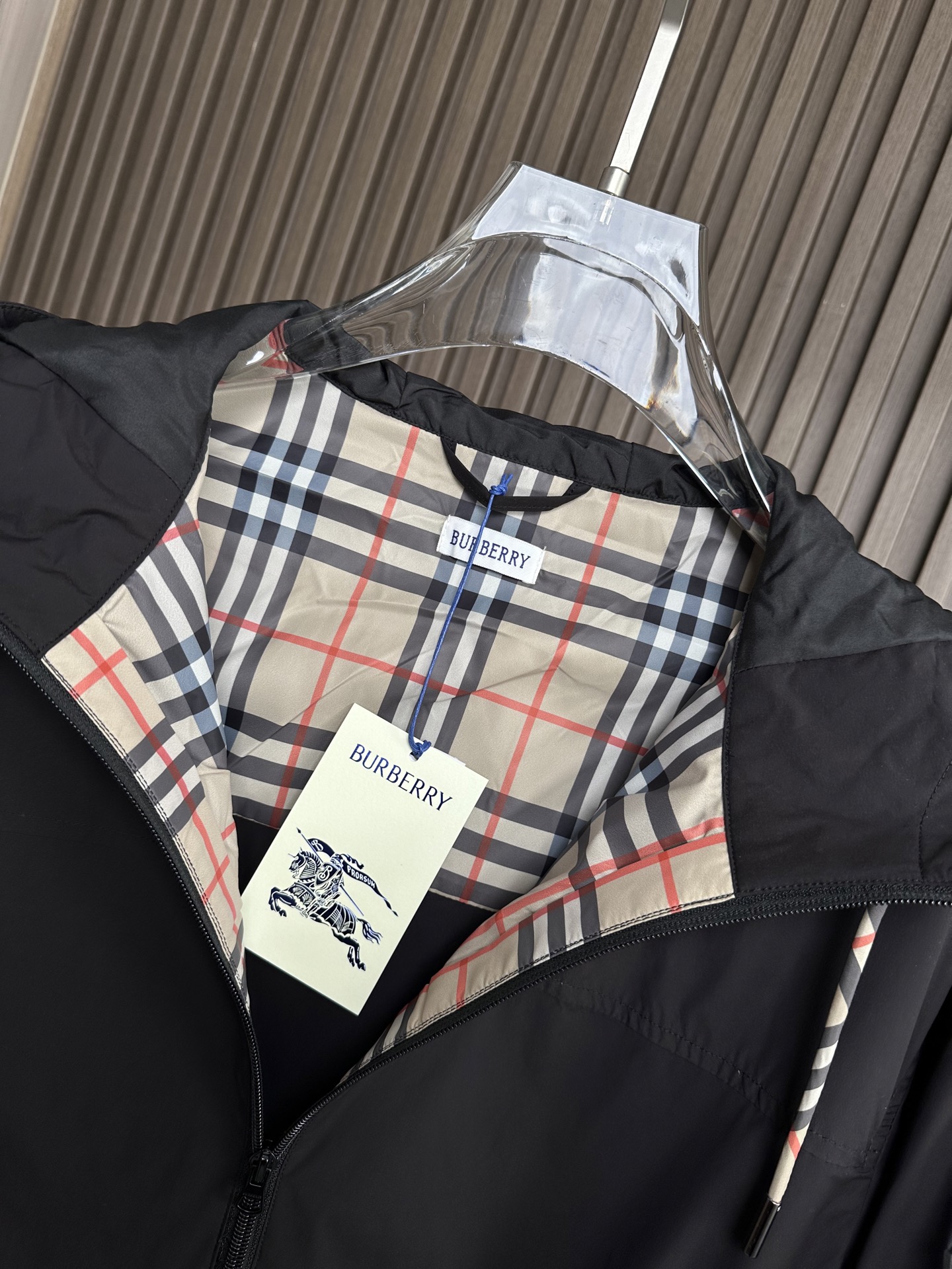 BURBERRY巴宝莉 26春夏新品 轻盈外套，呈现休闲版型。其上点缀字母印花贴花，双向拉链开合，抽绳式