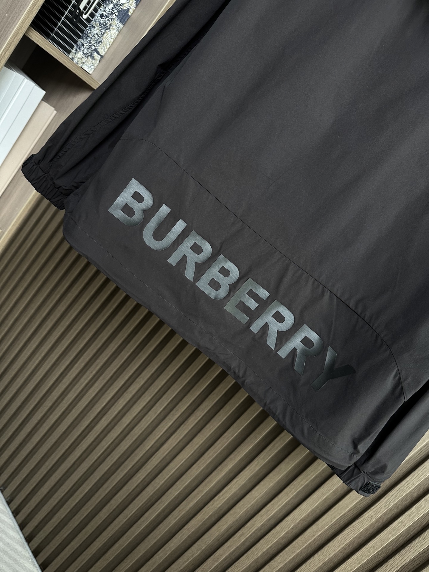BURBERRY巴宝莉 26春夏新品 轻盈外套，呈现休闲版型。其上点缀字母印花贴花，双向拉链开合，抽绳式