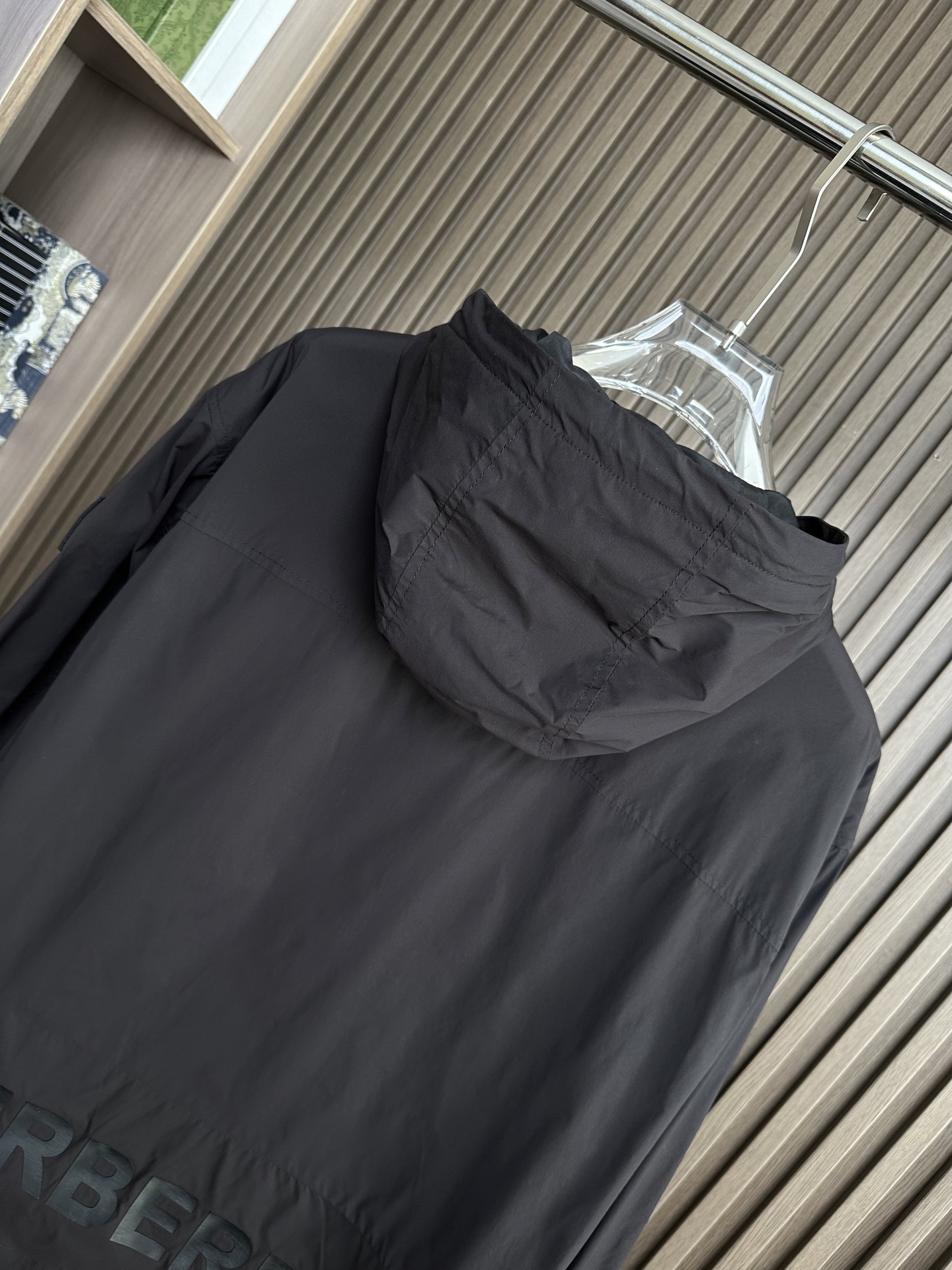 BURBERRY巴宝莉 26春夏新品 轻盈外套，呈现休闲版型。其上点缀字母印花贴花，双向拉链开合，抽绳式