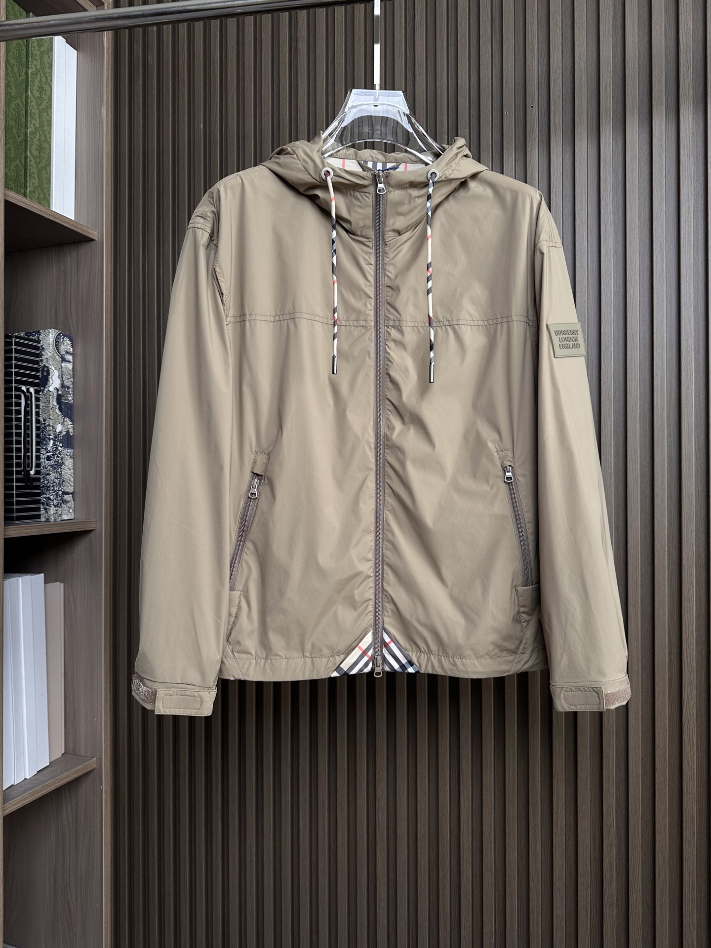 BURBERRY巴宝莉 26春夏新品 轻盈外套，呈现休闲版型。其上点缀字母印花贴花，双向拉链开合，抽绳式