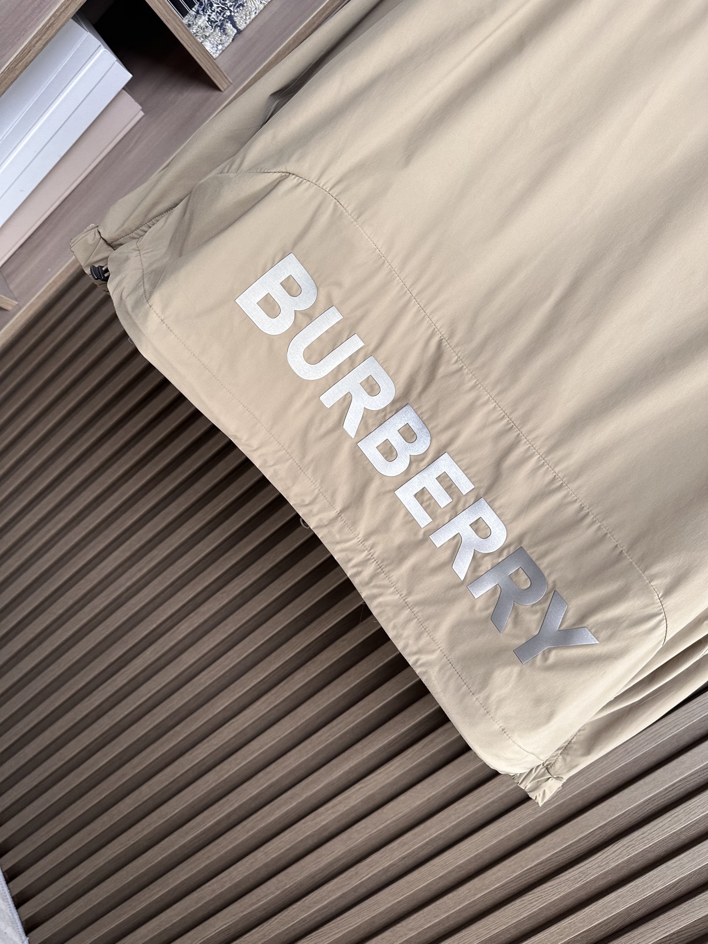 BURBERRY巴宝莉 26春夏新品 轻盈外套，呈现休闲版型。其上点缀字母印花贴花，双向拉链开合，抽绳式