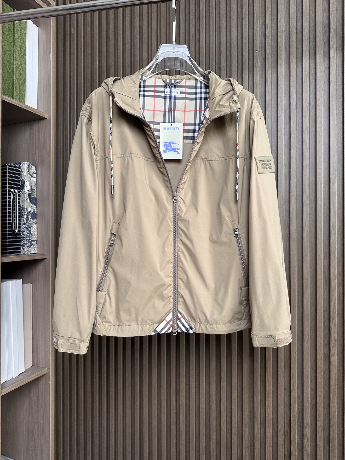 BURBERRY巴宝莉 26春夏新品 轻盈外套，呈现休闲版型。其上点缀字母印花贴花，双向拉链开合，抽绳式