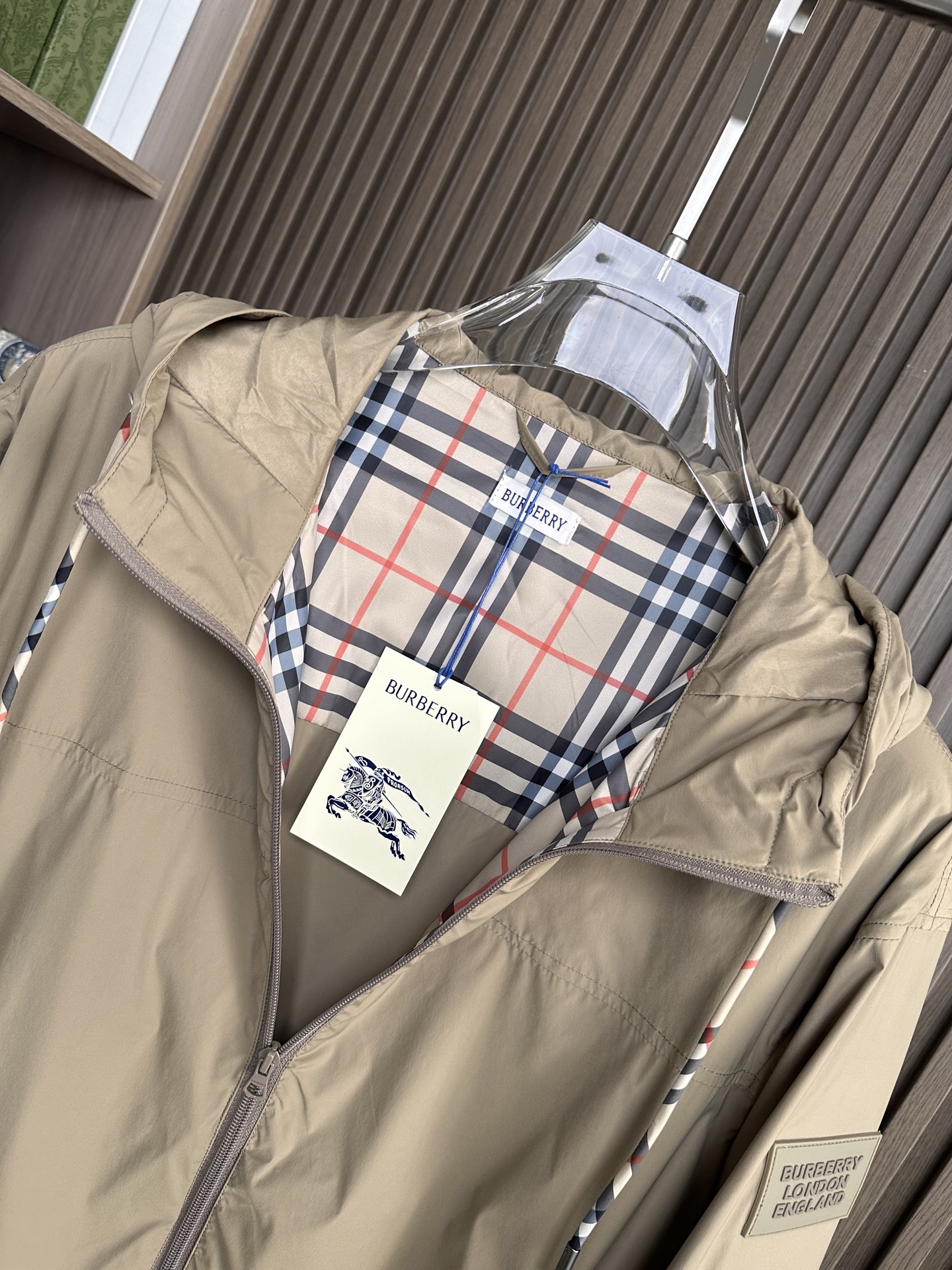 BURBERRY巴宝莉 26春夏新品 轻盈外套，呈现休闲版型。其上点缀字母印花贴花，双向拉链开合，抽绳式